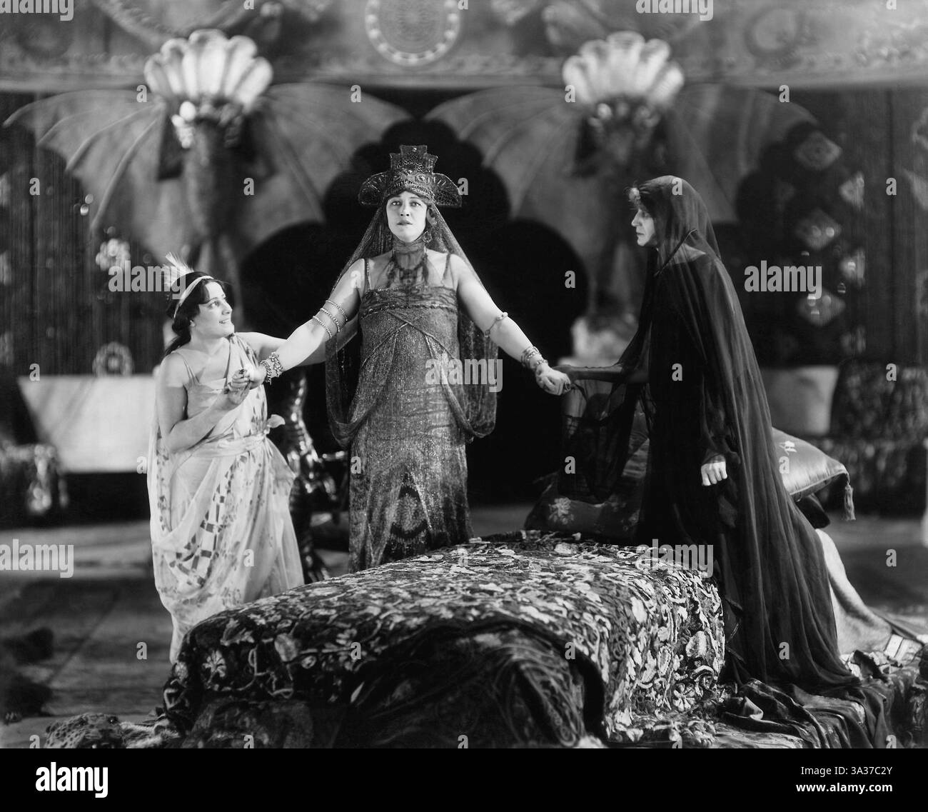 21 mars 2006 - Elsie MacLeod, Pauline Frederick et Grace Barton, sur le plateau du film silencieux, ''Madame jalousie'', 1918 (crédit image : © Glasshouse/ZUMA Wire) Banque D'Images