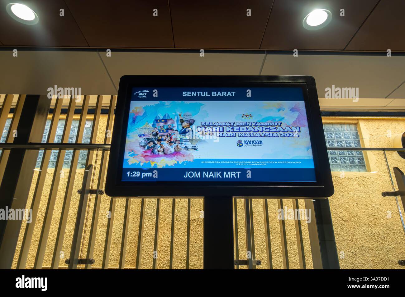 Un affichage numérique à la station MRT Sentul Barat à Kuala Lumpur, Malaisie. L'affichage promeut le transport rapide de masse (MRT) « Jom Naik MRT », KL Banque D'Images