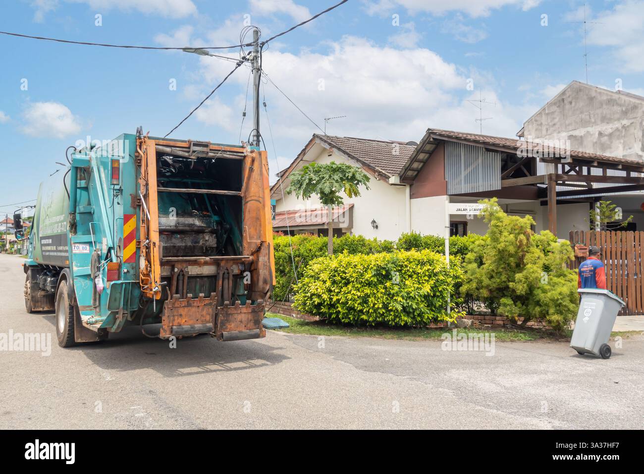 Un camion à ordures à Melaka, en Malaisie. Le camion est positionné sur une rue dans un quartier résidentiel Banque D'Images