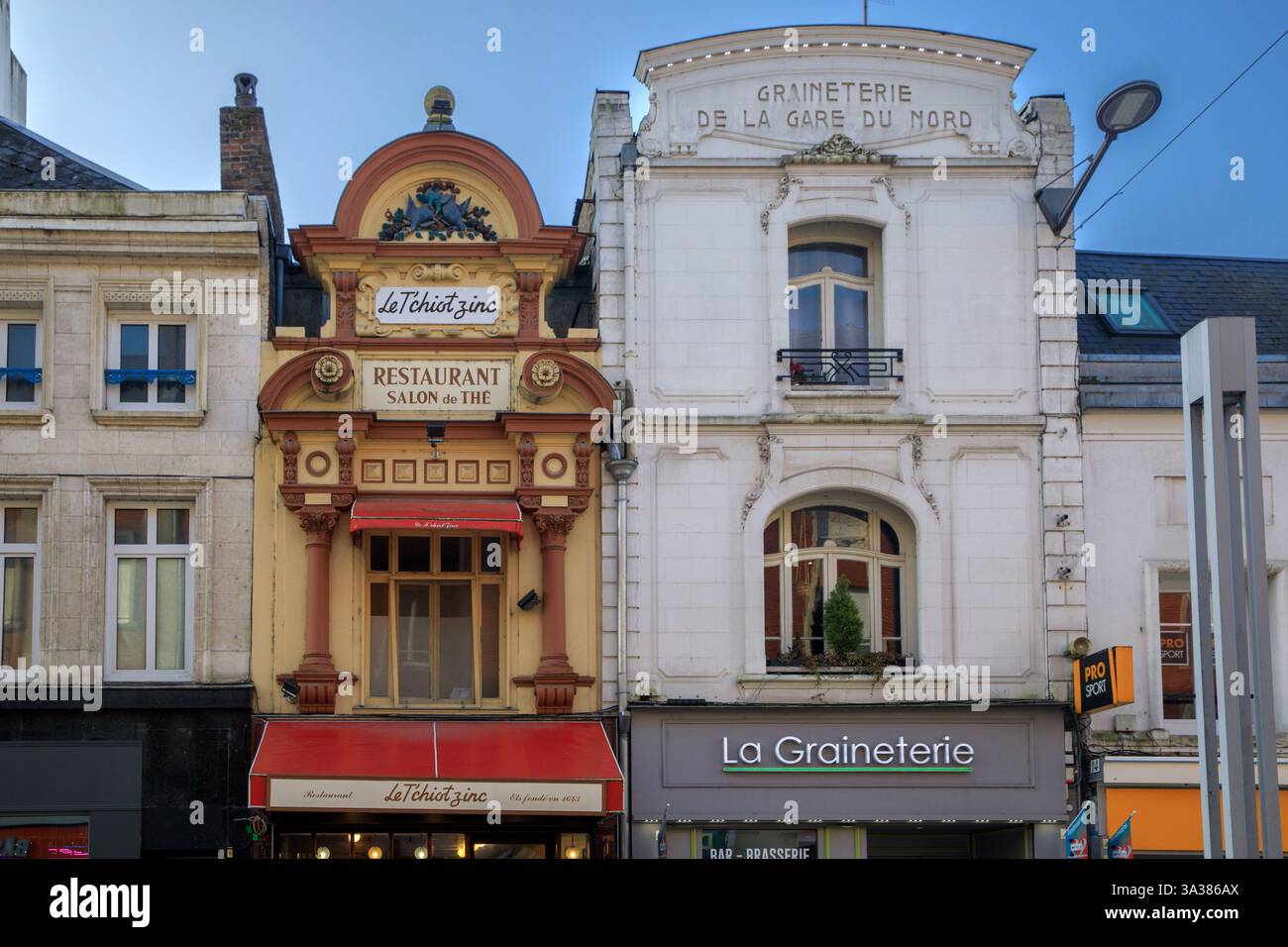 France, région hauts-de-France, somme Department, Amiens, rue de Noyon, façades traditionnelles. Les bars/restaurants T'chiot zinc et la Graineterie, pas d'usage pour les cartes postales. Crédit : Gilles Targat/Photo12 Banque D'Images