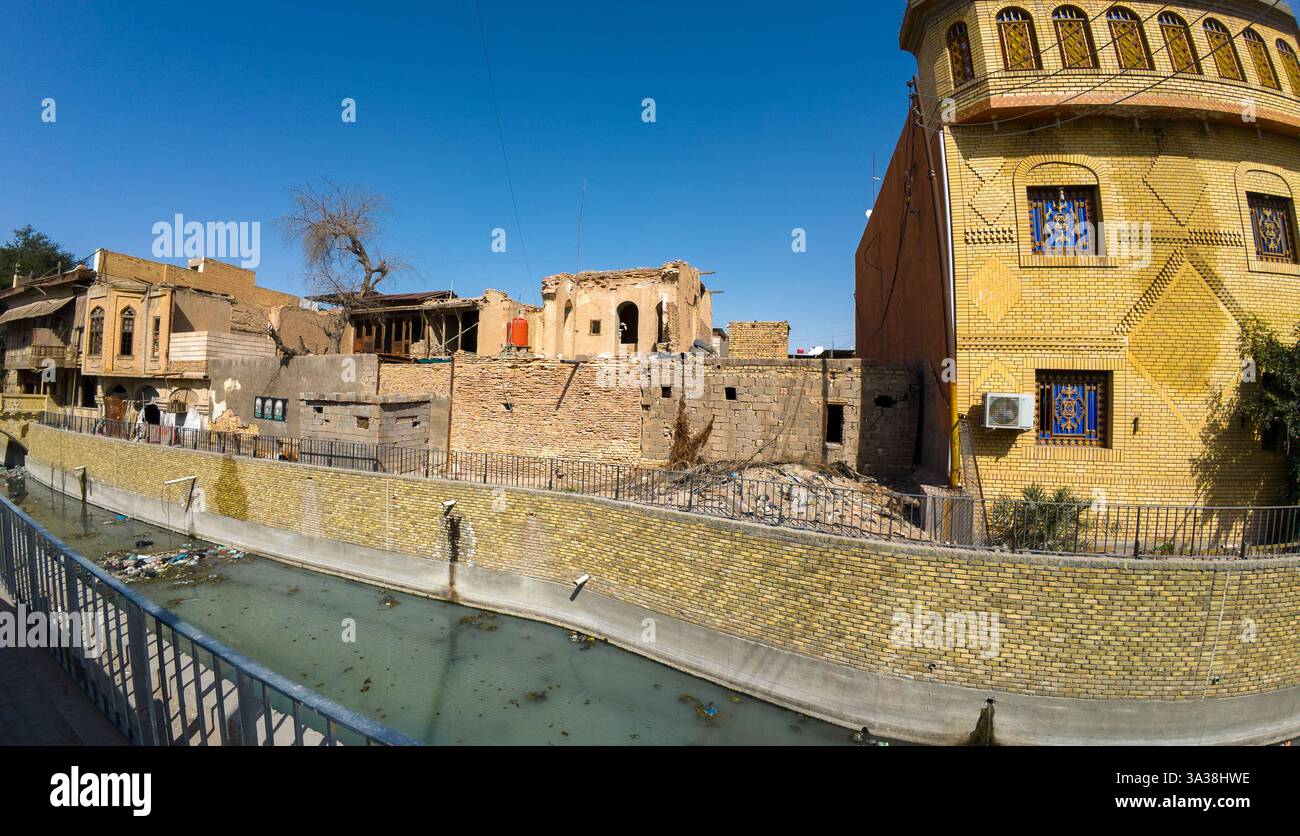 Une vue panoramique sur un quartier historique avec de vieux bâtiments en briques et un canal sous un ciel bleu clair. En Irak, Bassorah Banque D'Images