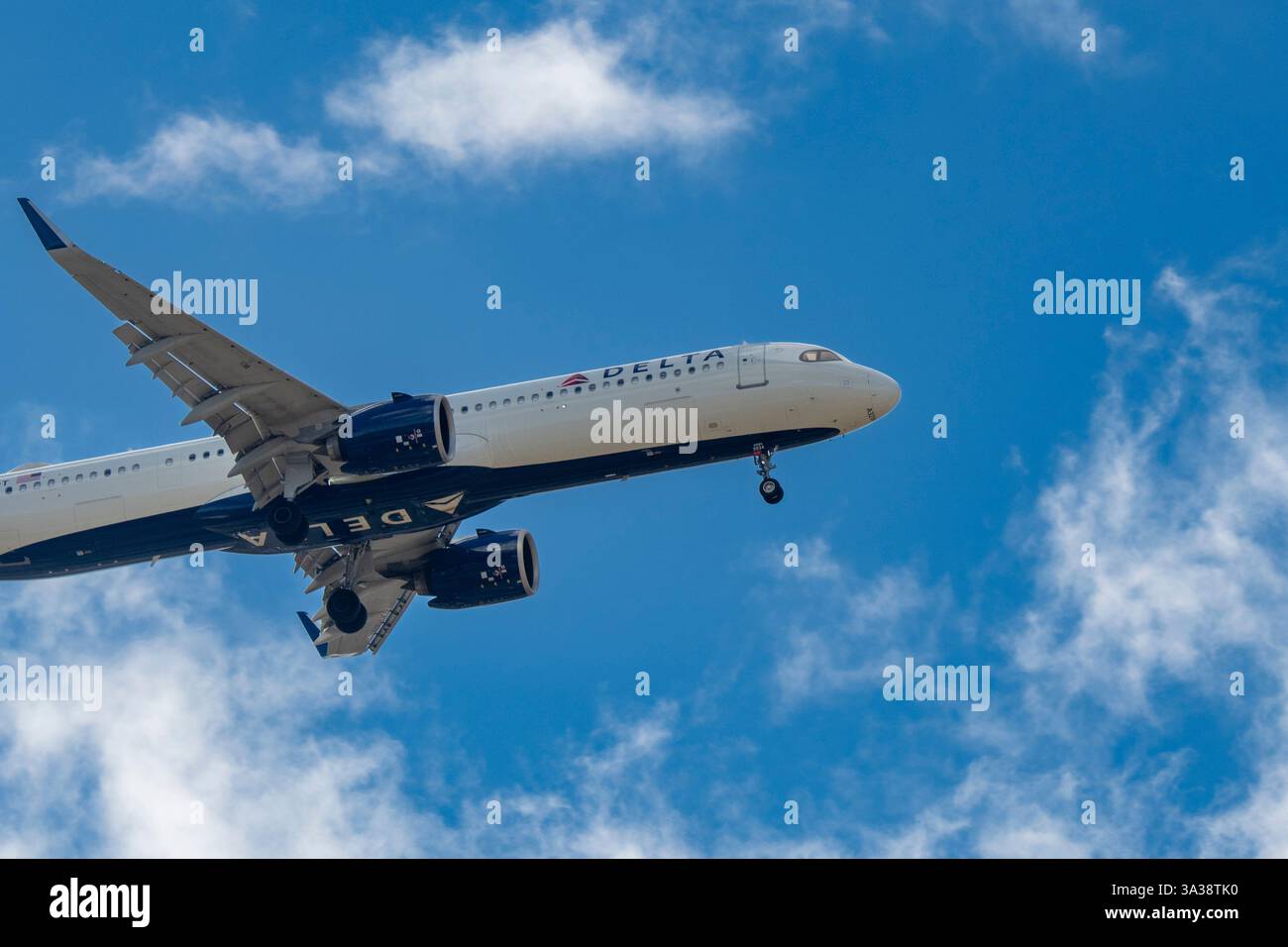 Mendota Heights, Minnesota. Gros plan d'un avion Delta se dirigeant vers l'aéroport international MSP pour atterrir. Banque D'Images