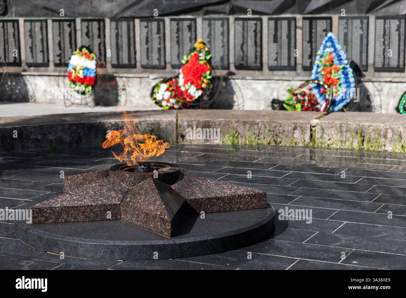 Charnier des soldats russes de la seconde Guerre mondiale. Un site commémoratif solennel avec une flamme éternelle et des hommages floraux décorés, symbolisant R Banque D'Images
