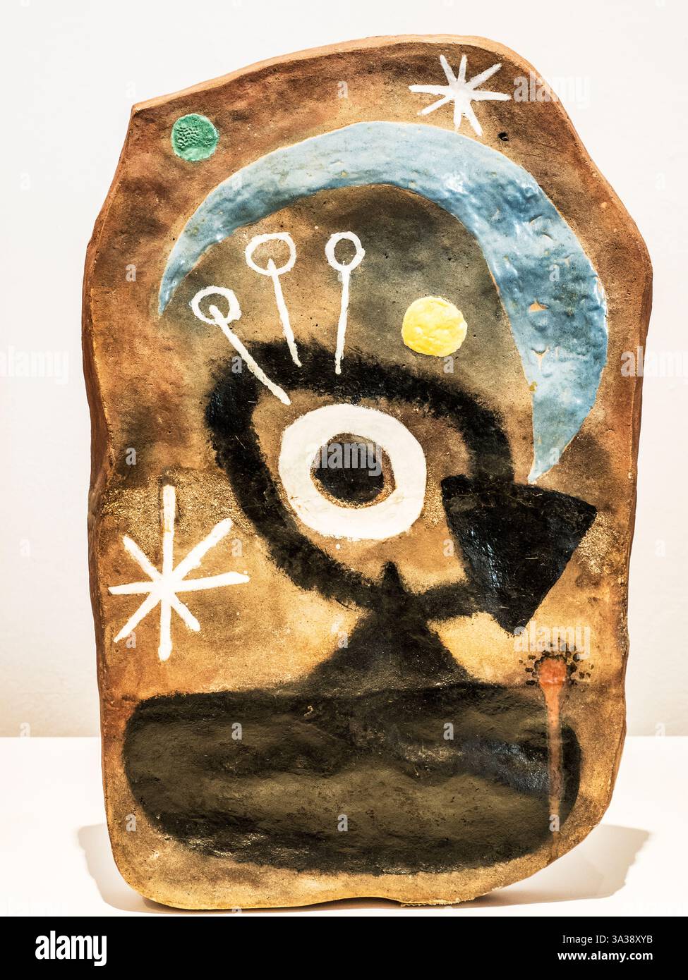 Stèle à double face de Joan Miró, dans la Fundació Joan Miró à Barcelone, Espagne. Banque D'Images