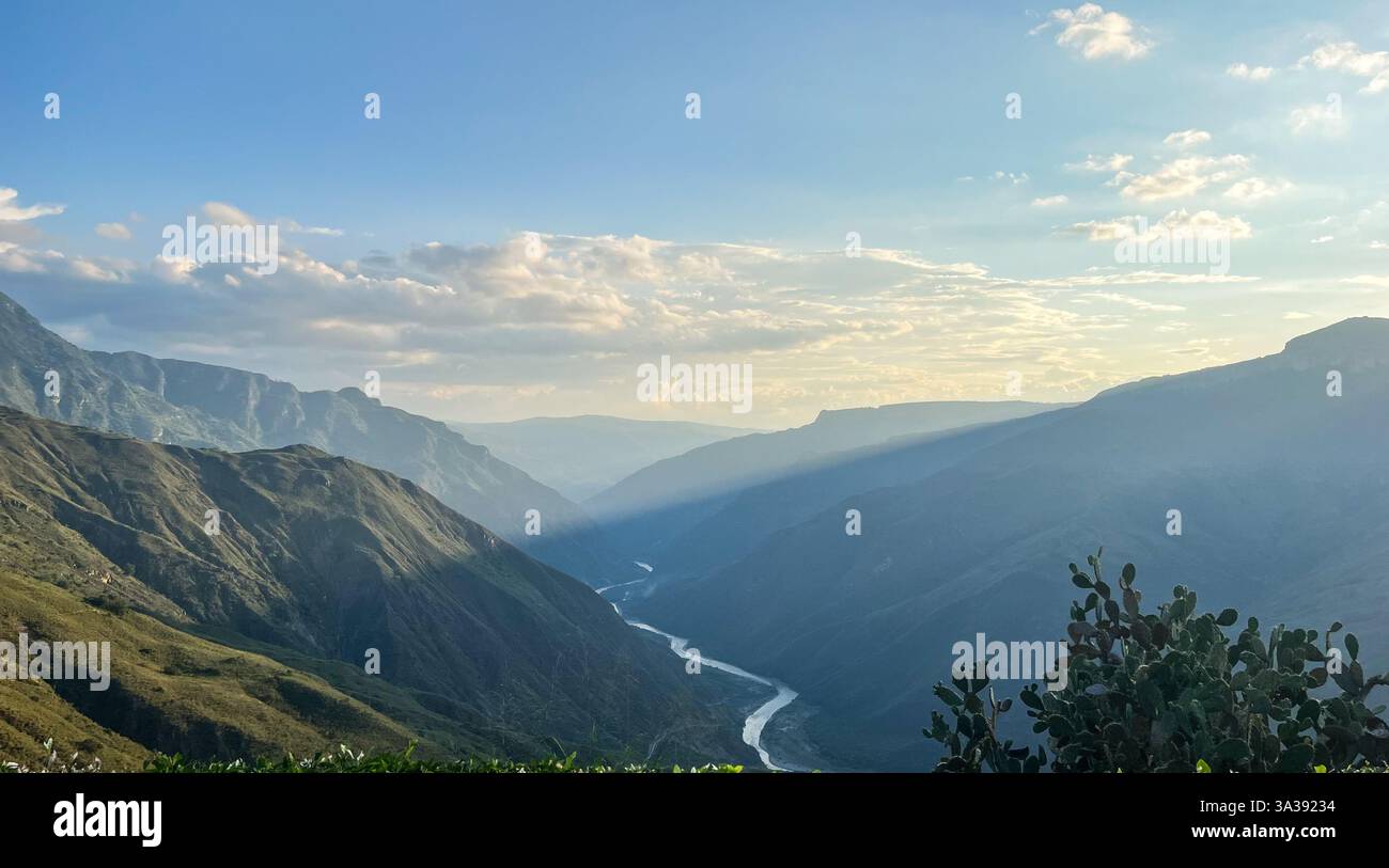 Plan horizontal de vue imprenable Chicamocha, où la rivière coule à travers un canyon, paysage montagneux andin à Santander, Colombie nature pittoresque Banque D'Images