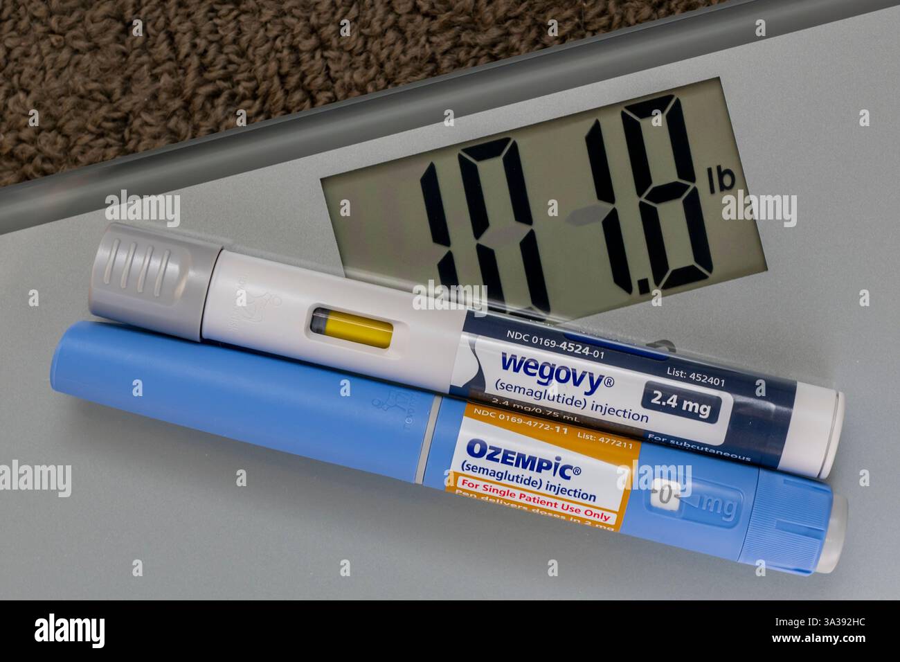 Nature morte d'Ozempic et Wegovy avec balance. Les deux sont des médicaments injectables de perte de poids sur ordonnance. Banque D'Images
