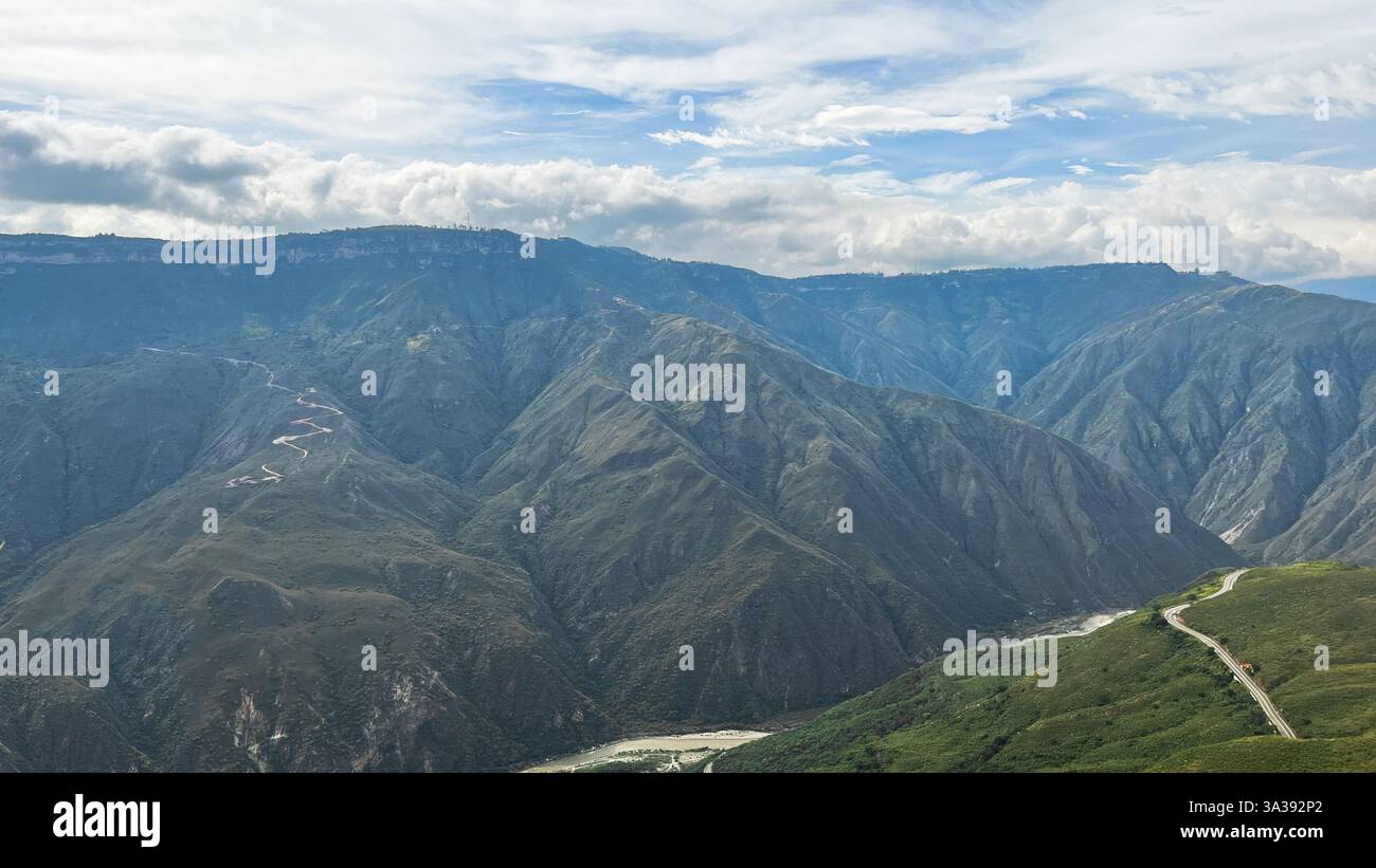 Magnifique vue sur le parc national de Chicamocha, Colombie, Amérique du Sud juste avant le lever du soleil Banque D'Images