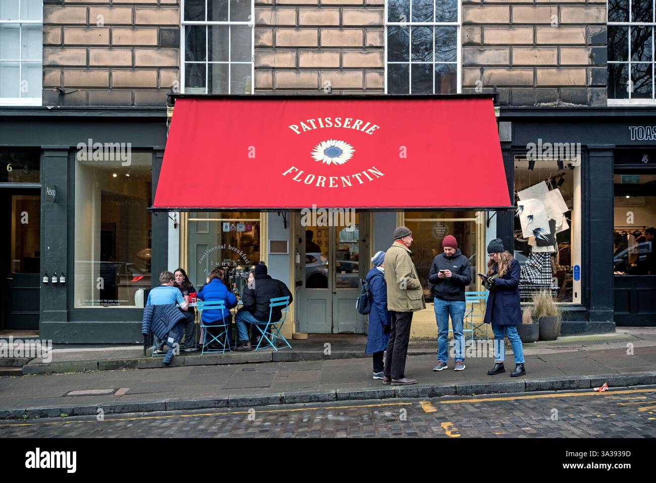 Clients assis à l'extérieur de Patisserie Florentin à Stockbridge, Édimbourg, Écosse, Royaume-Uni. Banque D'Images