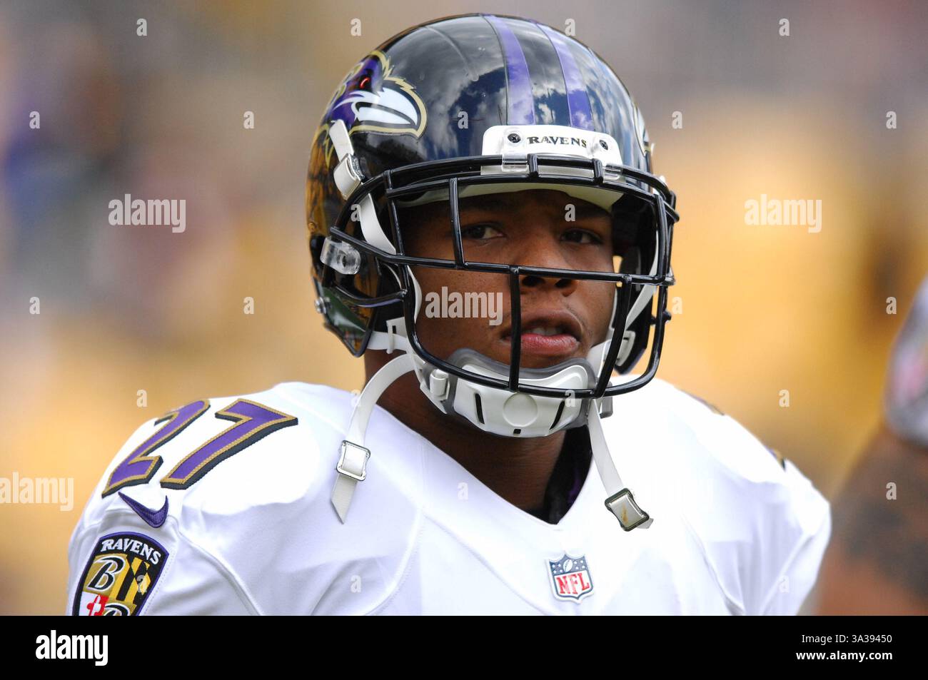 8 septembre 2014 - 8 septembre 2014 - Ray Rice suspendu indéfiniment par la NFL et libéré par les Ravens de Baltimore en raison d'une vidéo publiée par My TMZ montrant la violence domestique contre sa petite amie de l'époque, Janay Palmer. Photo : Oct 20th, 2013 : Ray Rice #27 pendant le match Pittsburgh Steelers vs Baltimore Ravens à Pittsburgh, PA au Heinz Field. (Crédit image : (crédit image : © Jason Pohuski/Cal Sport Media/ZUMAPRESS.com) Banque D'Images