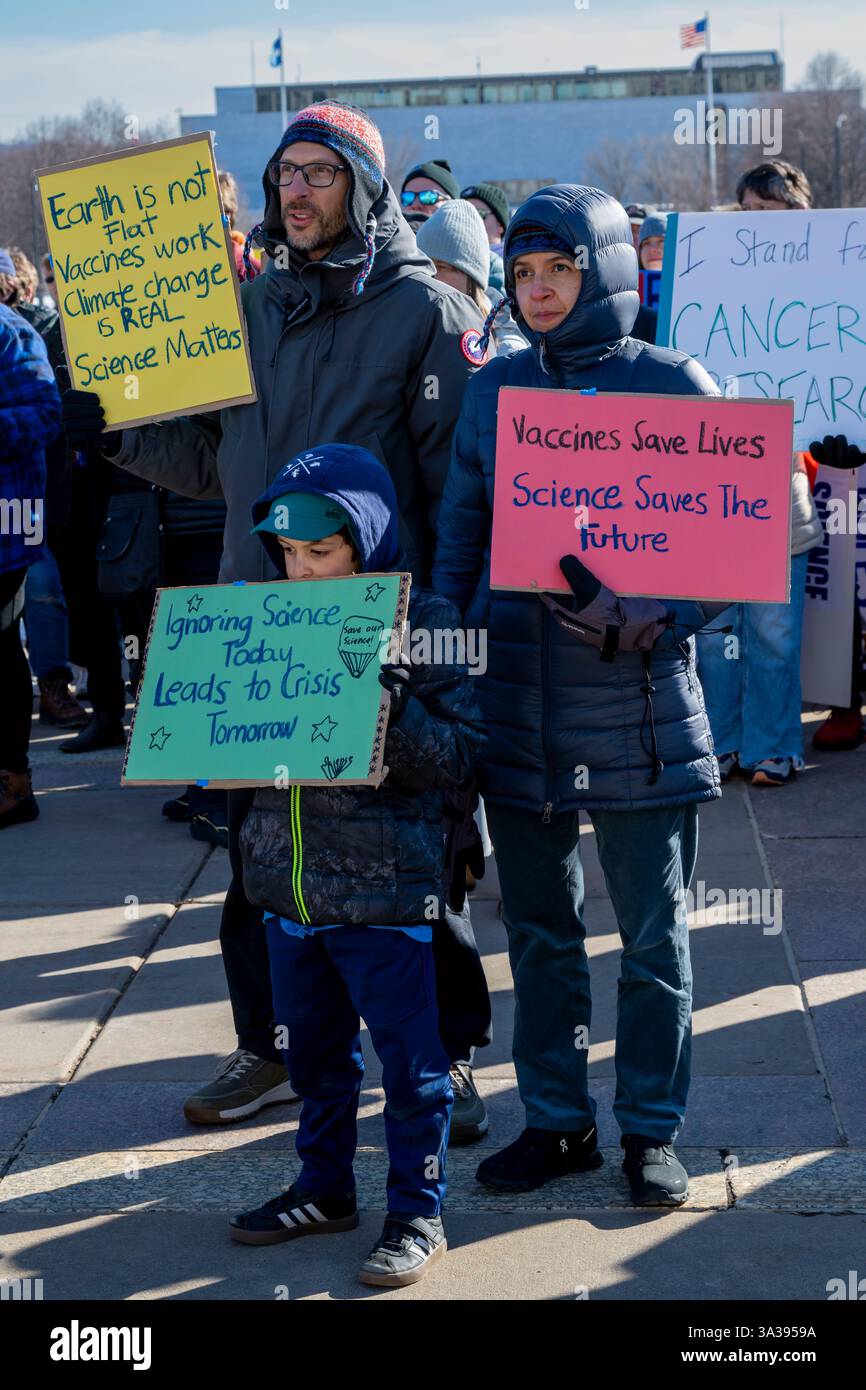 Paul, Minnesota. Capitole d'État. Levez-vous pour le rassemblement scientifique. Des chercheurs, des scientifiques et d'autres partisans de l'Uniiversity of Minnesota ont protesté contre les agains Banque D'Images