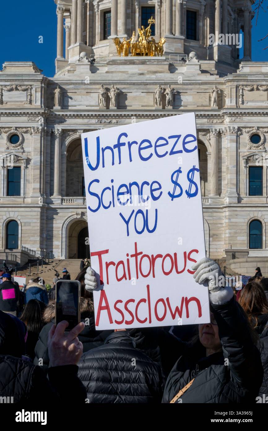 Paul, Minnesota. Capitole d'État. Levez-vous pour le rassemblement scientifique. Des chercheurs, des scientifiques et d'autres partisans de l'Uniiversity of Minnesota ont protesté contre les agains Banque D'Images