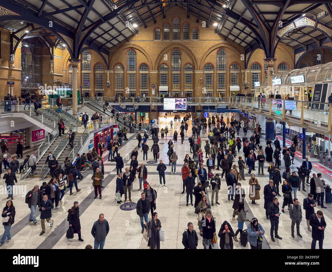 Foules à la gare de Liverpool Street à Londres – Centre de transport historique Banque D'Images