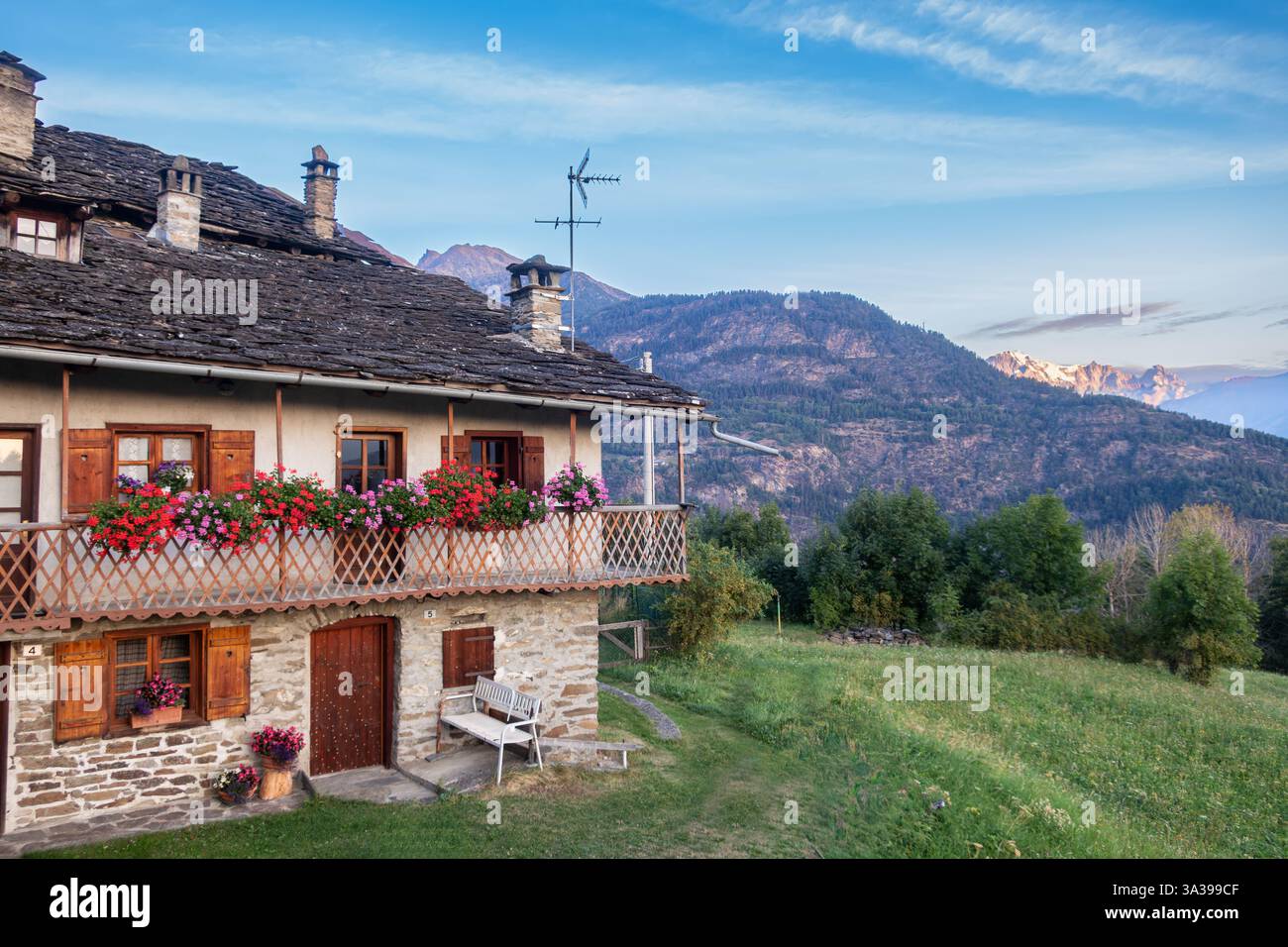 Bâtiment traditionnel aux Combes, Vallée d'Aoste, Alpes occidentales, Italie du Nord-Ouest Banque D'Images