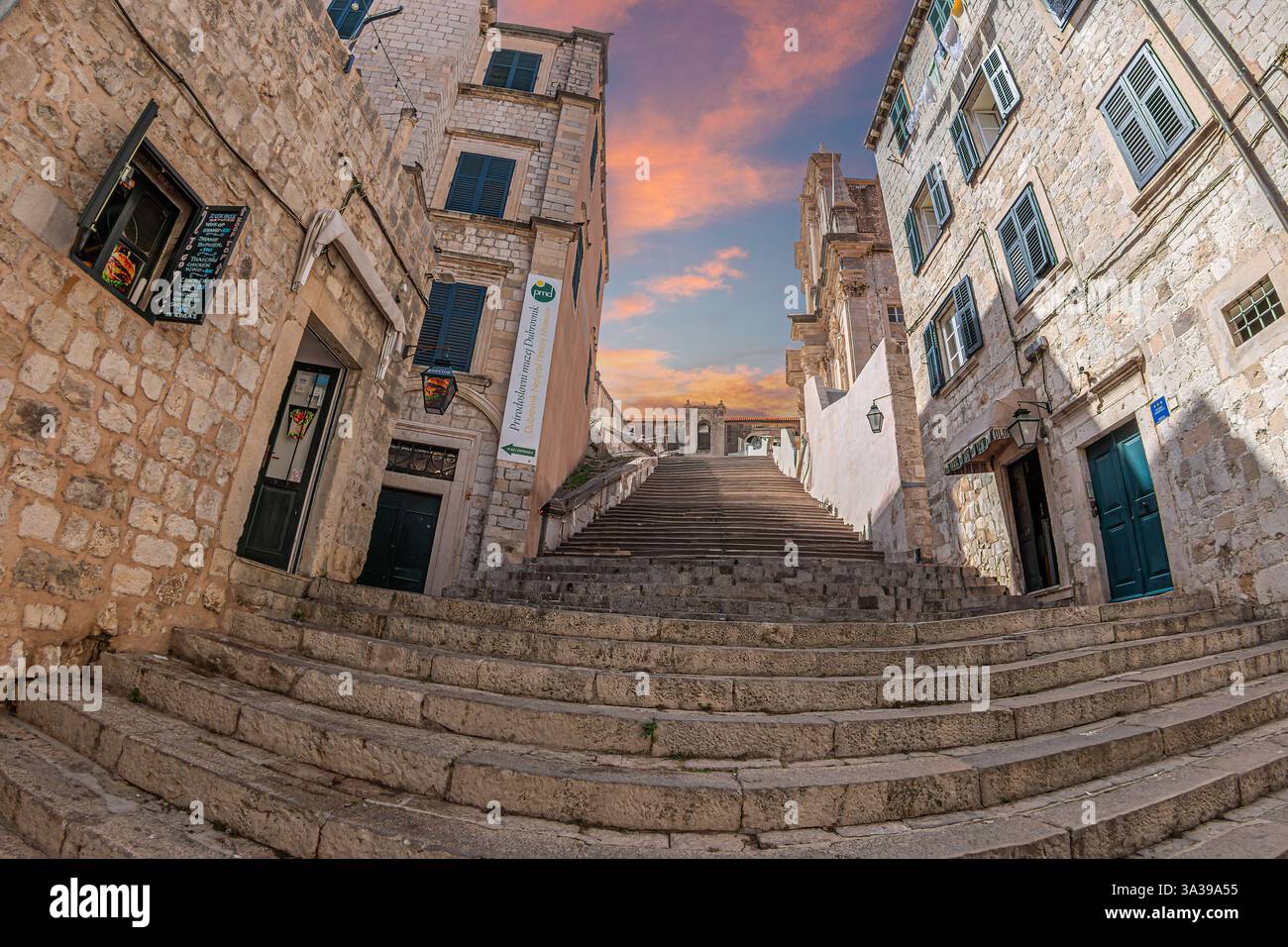 DUBROVNIK, CROATIE-18 août 2022 : escaliers jésuites baroques par Pietro Passalacqua sur ul. Josipa Jurja Strossmayera, menant à l'église jésuite des réunions Banque D'Images