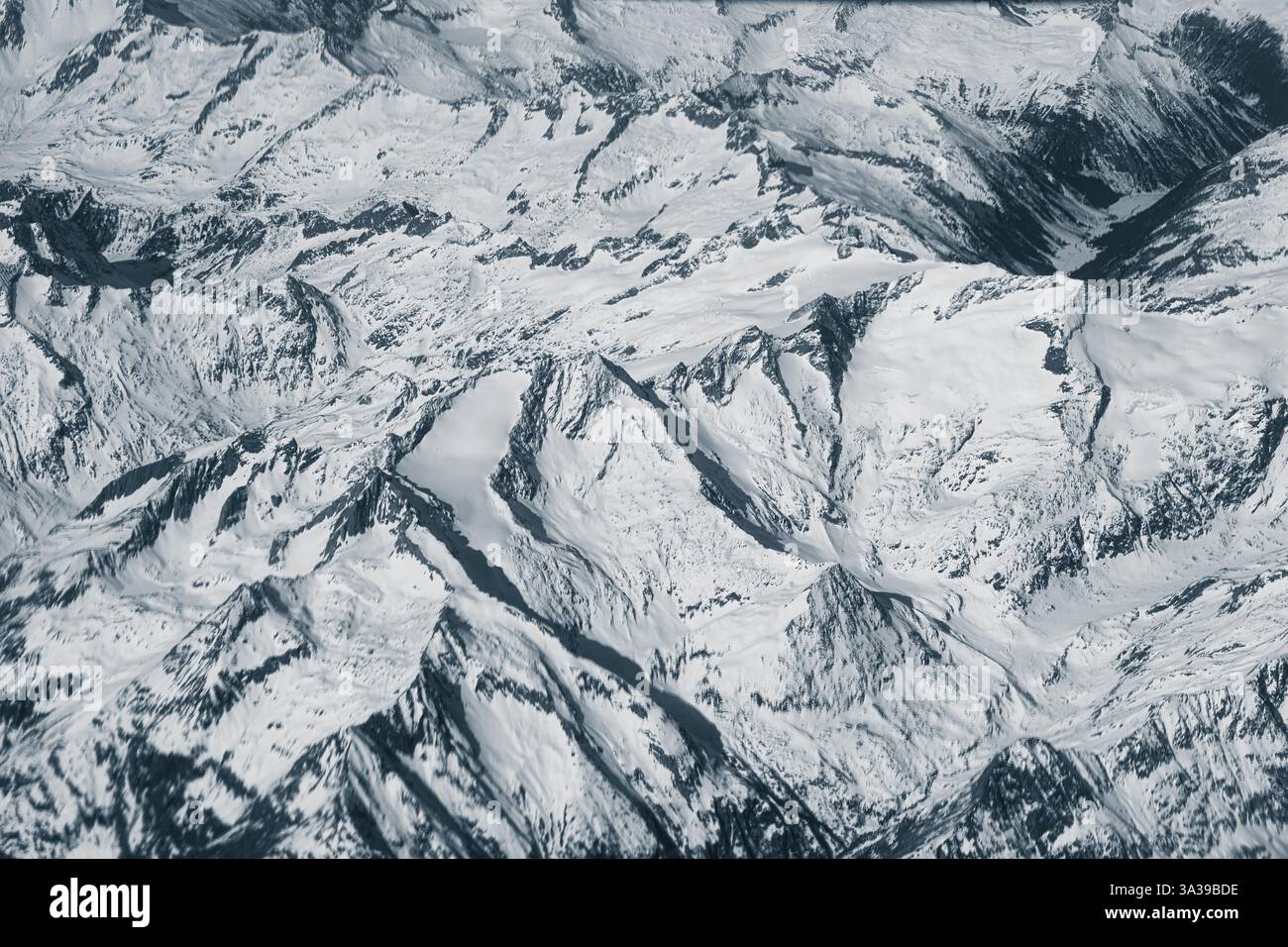 Vue aérienne de hautes montagnes rocheuses couvertes de neige. Paysage alpin. Beauté dans la nature. Pics de montagne inaccessibles. Climat rude. En regardant le Banque D'Images