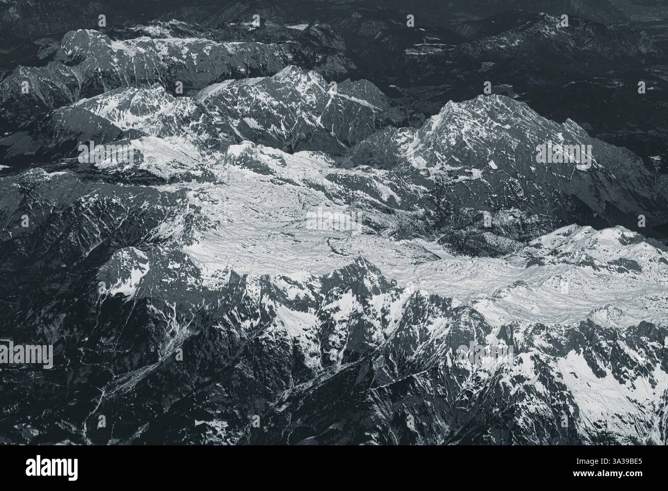 Vue aérienne de hautes montagnes rocheuses couvertes de neige. Paysage alpin. Beauté dans la nature. Pics de montagne inaccessibles. Climat rude. En regardant le Banque D'Images
