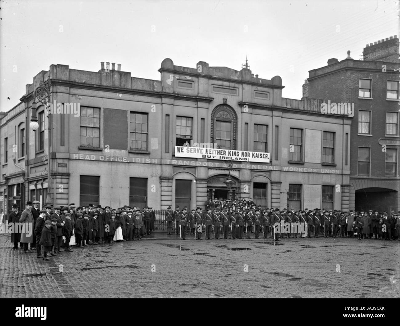 Membres de l'Armée citoyenne irlandaise devant Liberty Hall, sous le slogan « nous ne servons ni le roi ni le Kaiser, mais l'Irlande » - le soulèvement de Pâques (également connu sous le nom de rébellion de Pâques, est une insurrection armée en Irlande pendant la semaine de Pâques en avril 1916. Banque D'Images