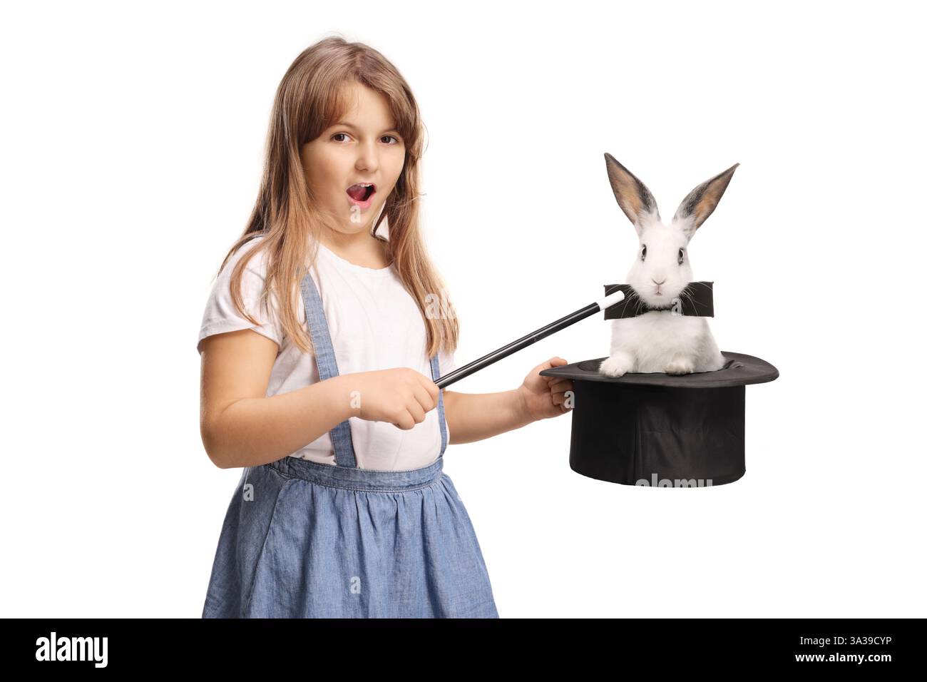 Fille tenant un chapeau magicien avec un lapin isolé sur fond blanc Banque D'Images