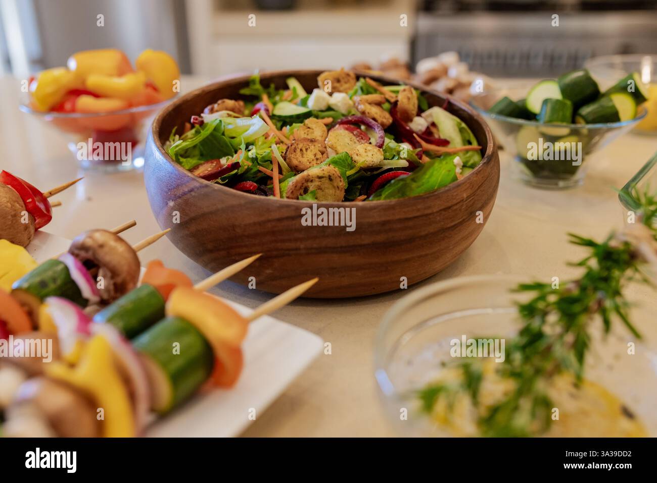 Salade fraîche et brochettes de légumes sur le comptoir de la cuisine, prêt pour un repas sain Banque D'Images