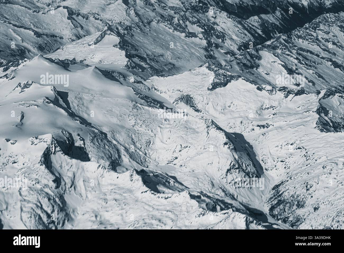 Vue aérienne de hautes montagnes rocheuses couvertes de neige. Paysage alpin. Beauté dans la nature. Pics de montagne inaccessibles. Climat rude. En regardant le Banque D'Images