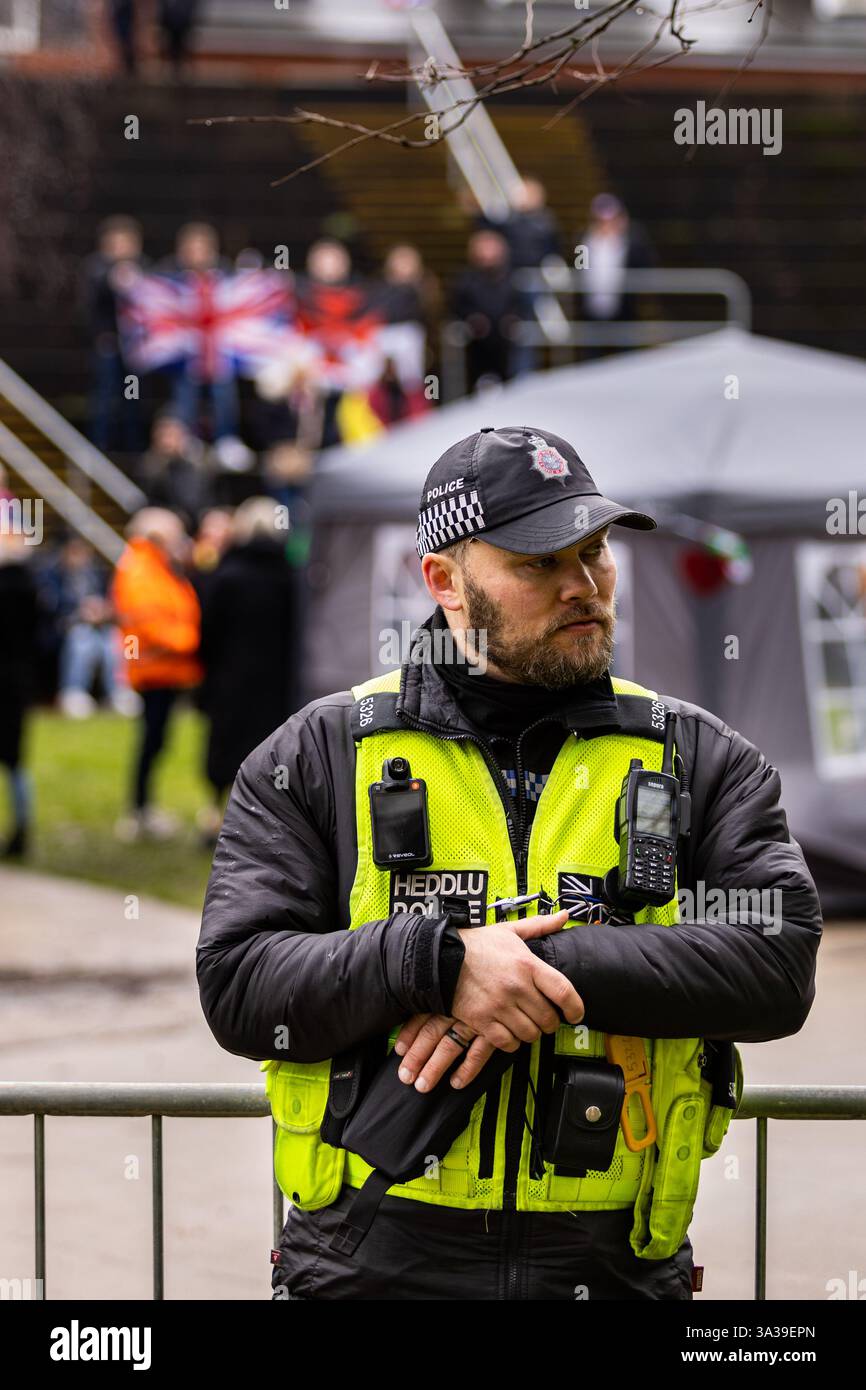 Swansea s'élève contre le racisme contre-protestation 15 février 2025 - la police du Sud-pays de Galles surveille les 2 groupes de protestation qui tentent de maintenir la paix Banque D'Images