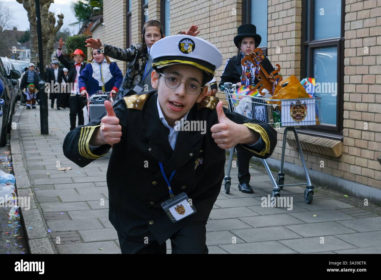 Londres, Royaume-Uni. 14 mars 2025. La communauté juive orthodoxe s’est réunie pour les joyeuses festivités de Pourim à Stamford Hill avec musique et danse, car de nombreux enfants et adultes ont été vus porter des costumes fantaisistes imaginatifs dans le quartier. Crédit : onzième heure photographie/Alamy Live News Banque D'Images