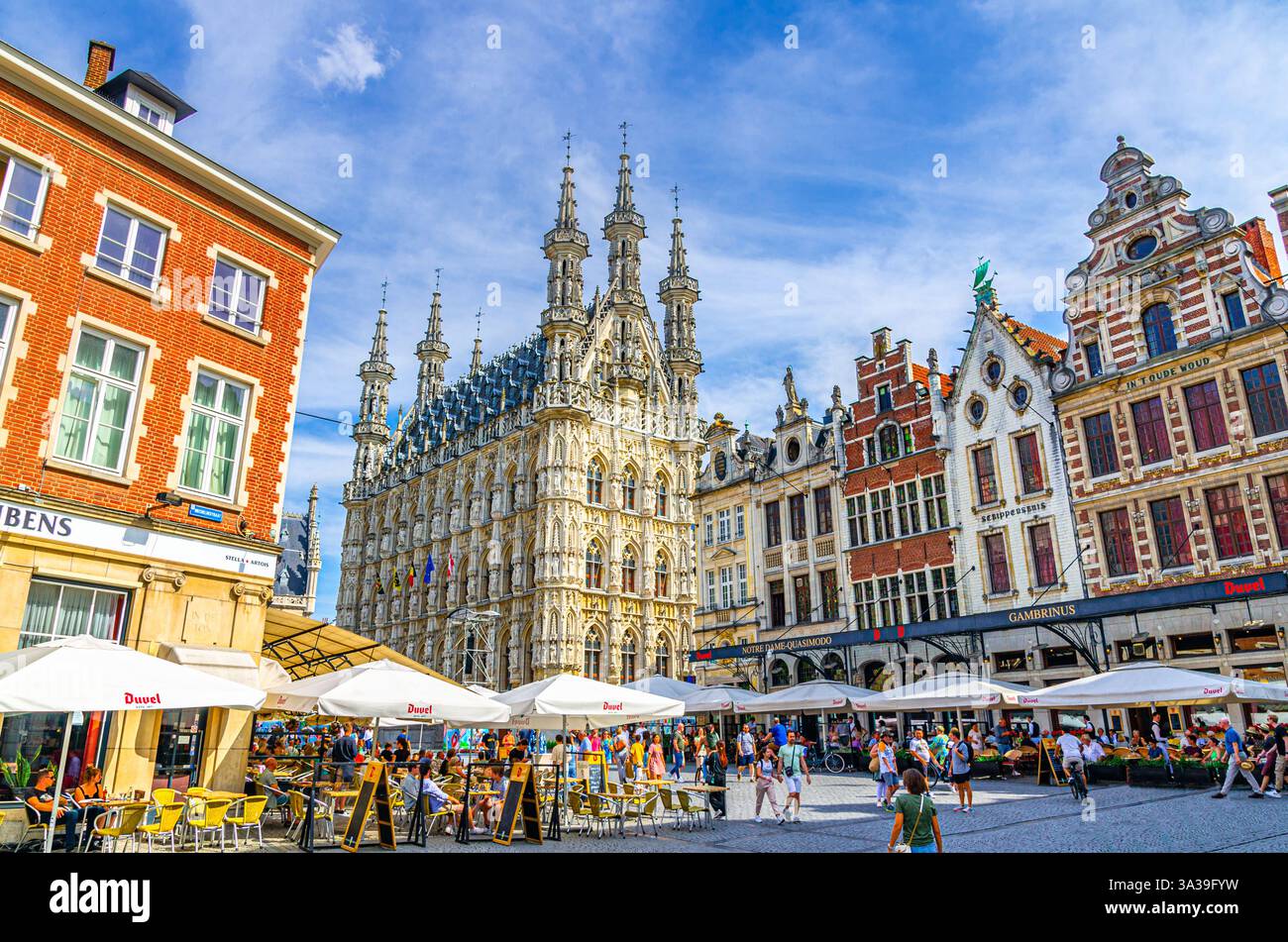 Louvain, Belgique, 7 juillet 2023 : Grote Markt Grande place du marché avec Hôtel de ville Stadhuis van Louvain bâtiment de style gothique brabantin, Guildhalls, rue R Banque D'Images