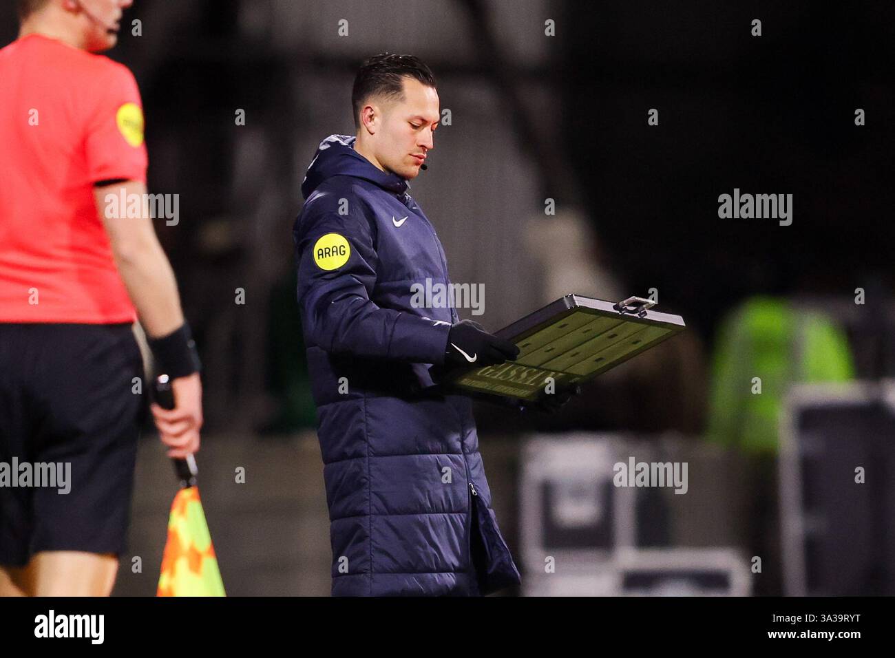 Dordrecht, pays-Bas. 14 mars 2025. DORDRECHT, PAYS-BAS - 14 MARS : quatrième officiel Andy Wolff en action lors du match néerlandais Keuken Kampioen Divisie entre le FC Dordrecht et le VVV Venlo au M-scores Stadion le 14 mars 2025 à Dordrecht, pays-Bas. (Photo de Hans van der Valk/Orange Pictures) crédit : Orange pics BV/Alamy Live News Banque D'Images