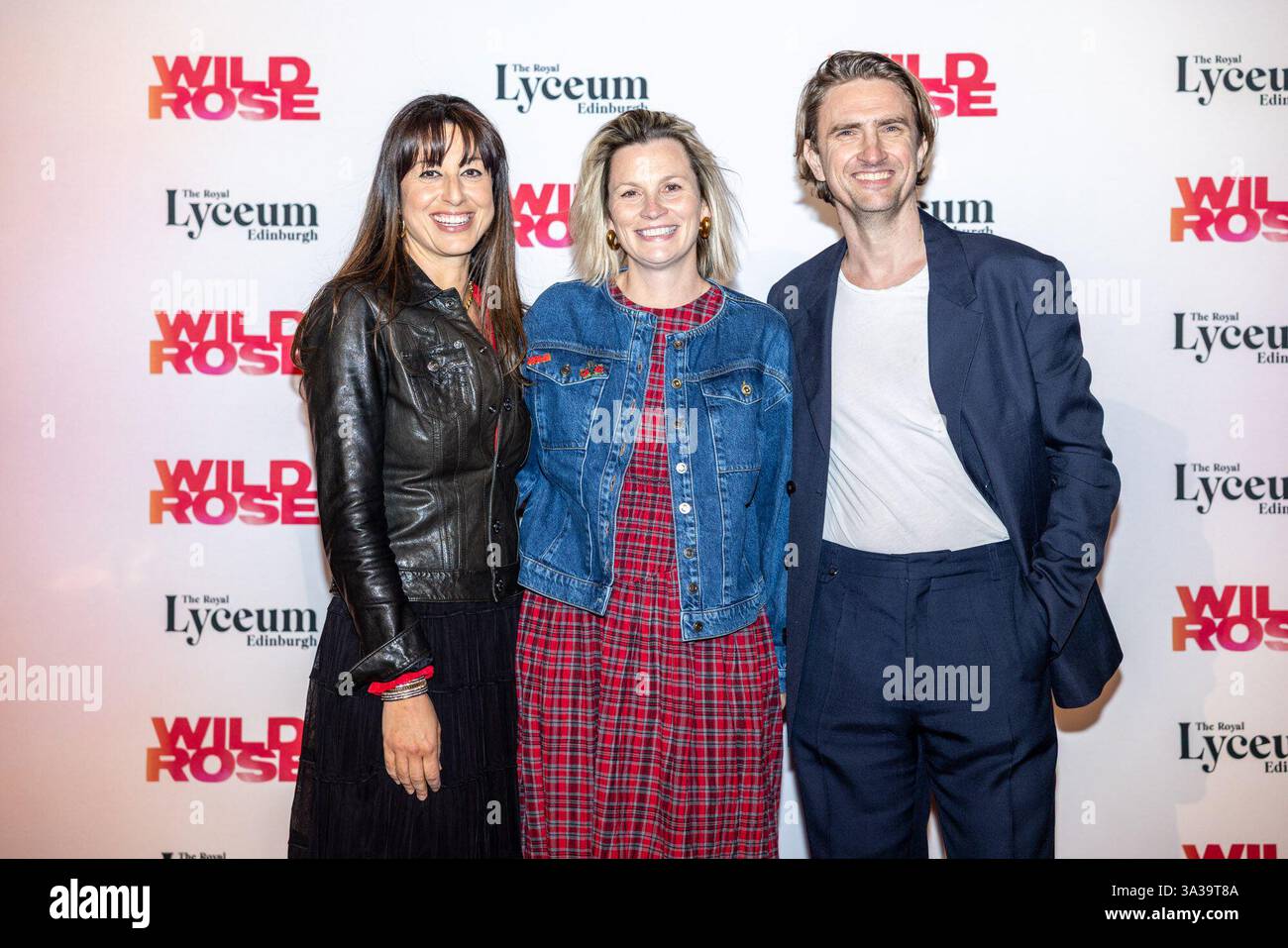 Édimbourg, Royaume-Uni. 14 mars 2025 photo : inconnu, Faye Ward, Patrick Daly sur le tapis rouge pour la soirée presse de Wild Rose. Wild Rose est la première mise en scène mondiale du film primé du même nom. La production au Royal Lyceum Theatre d'Édimbourg est écrite par Nicole Taylor et dirigée par John Tiffany. Crédit : Rich Dyson/Alamy Live News Banque D'Images