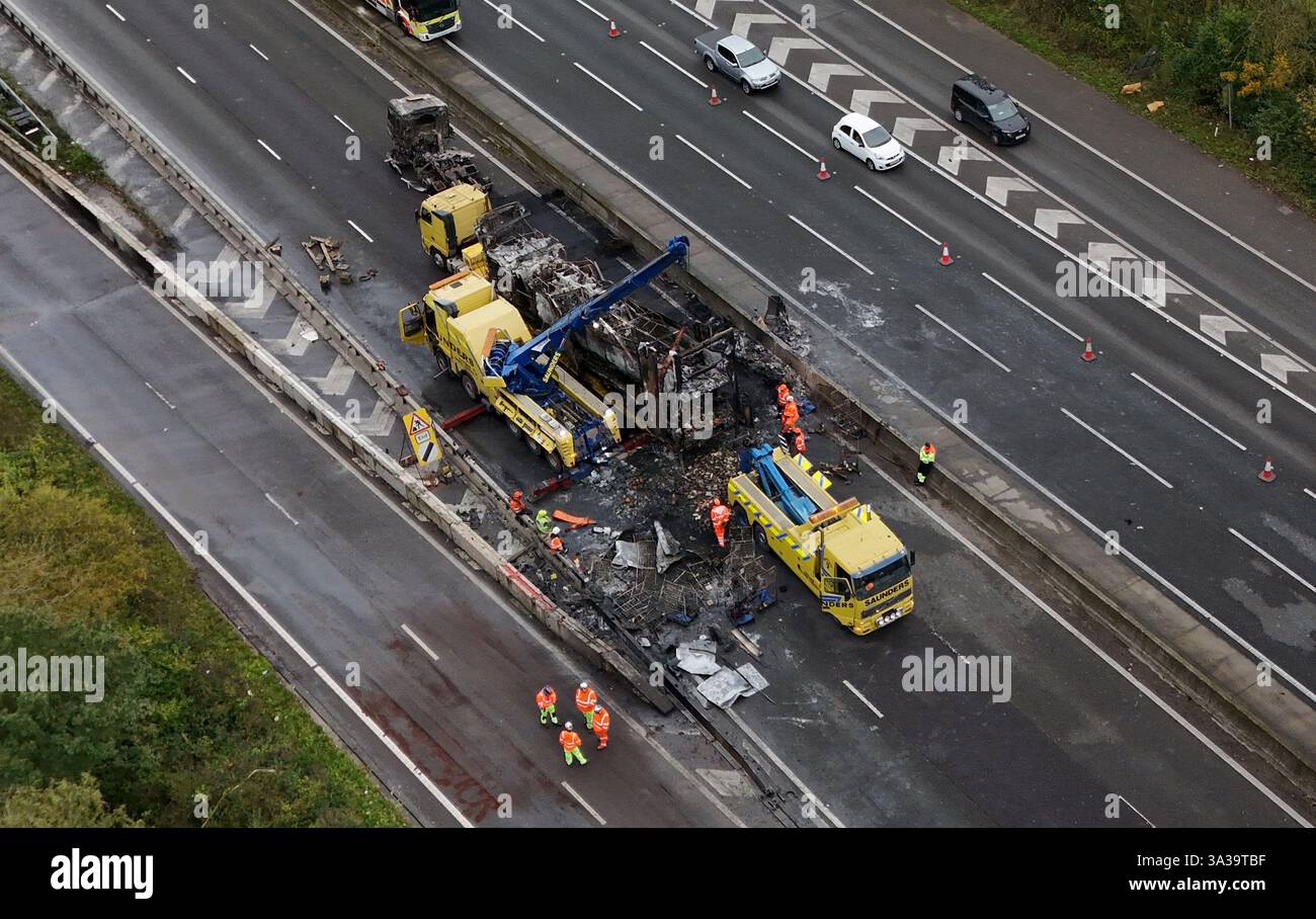 Services de récupération sur les lieux de l'autoroute M25 entre la jonction 5 dans le Kent et la jonction 6 dans le Surrey après un incendie de camion. Date de la photo : lundi 21 octobre 2024. Banque D'Images