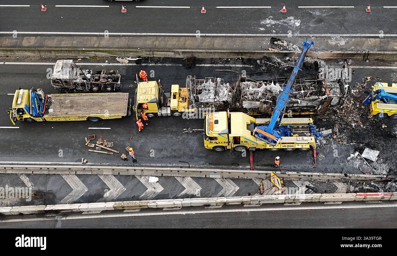 Services de récupération sur les lieux de l'autoroute M25 entre la jonction 5 dans le Kent et la jonction 6 dans le Surrey après un incendie de camion. Date de la photo : lundi 21 octobre 2024. Banque D'Images