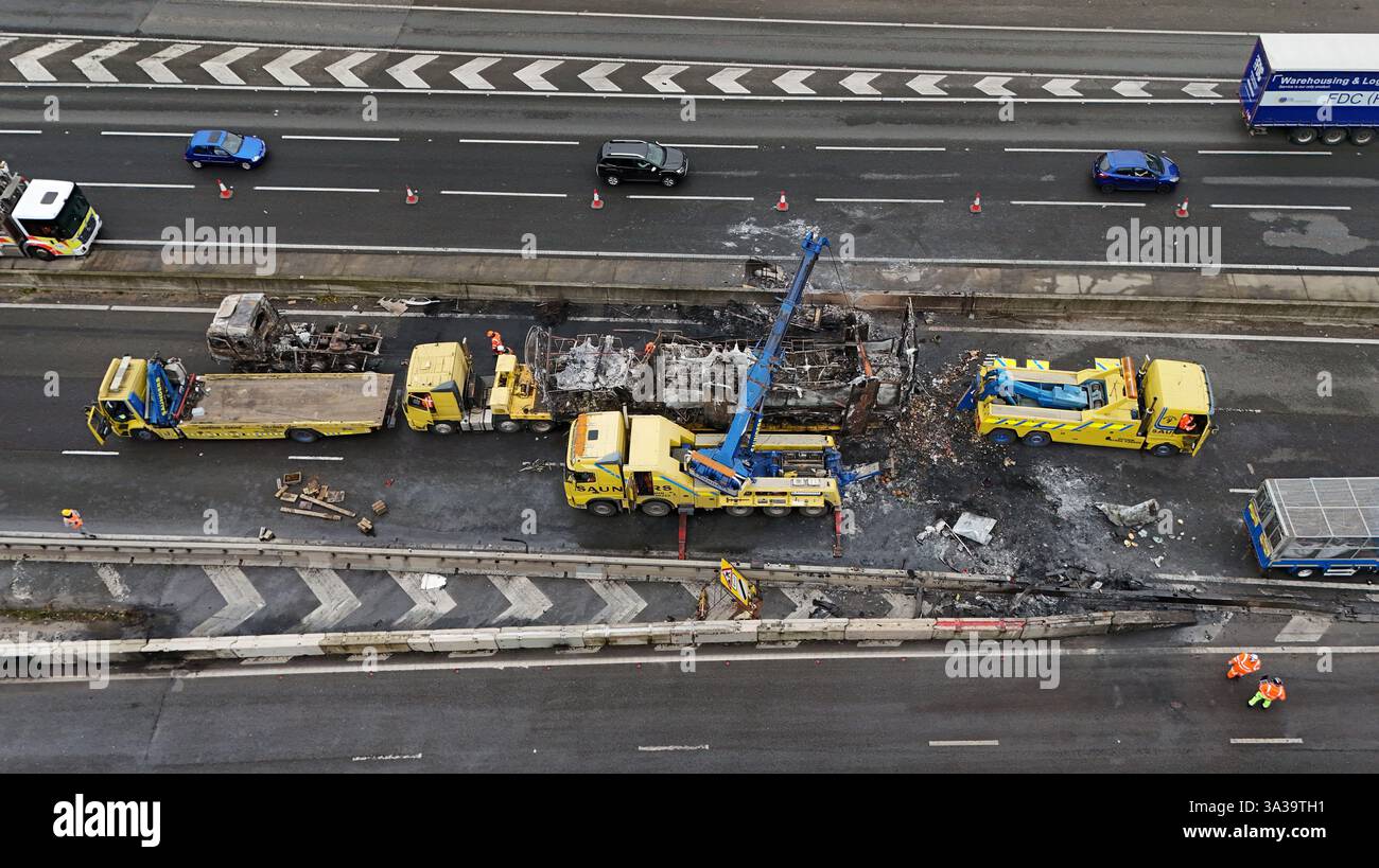 Services de récupération sur les lieux de l'autoroute M25 entre la jonction 5 dans le Kent et la jonction 6 dans le Surrey après un incendie de camion. Date de la photo : lundi 21 octobre 2024. Banque D'Images
