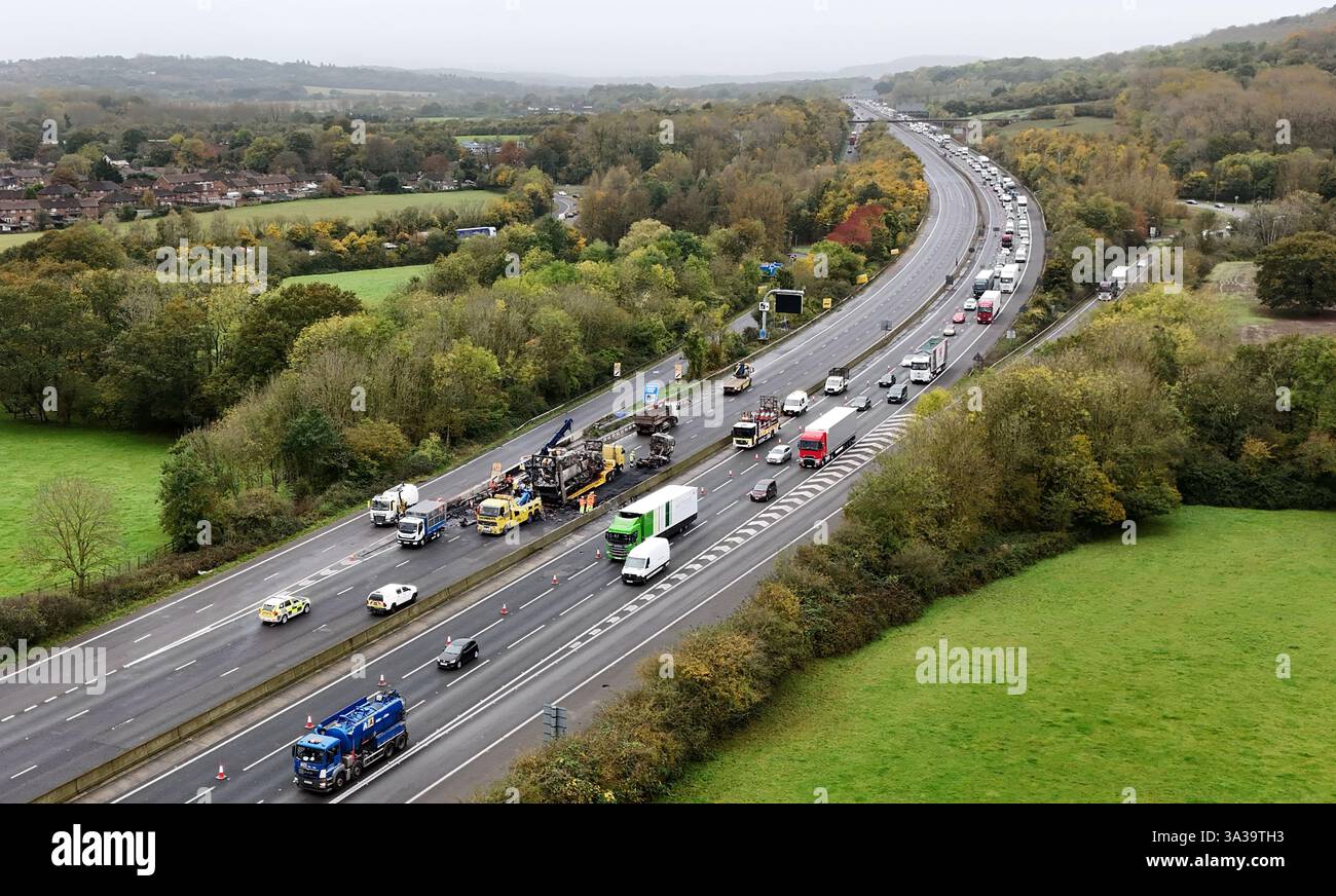 Services de récupération sur les lieux de l'autoroute M25 entre la jonction 5 dans le Kent et la jonction 6 dans le Surrey après un incendie de camion. Date de la photo : lundi 21 octobre 2024. Banque D'Images
