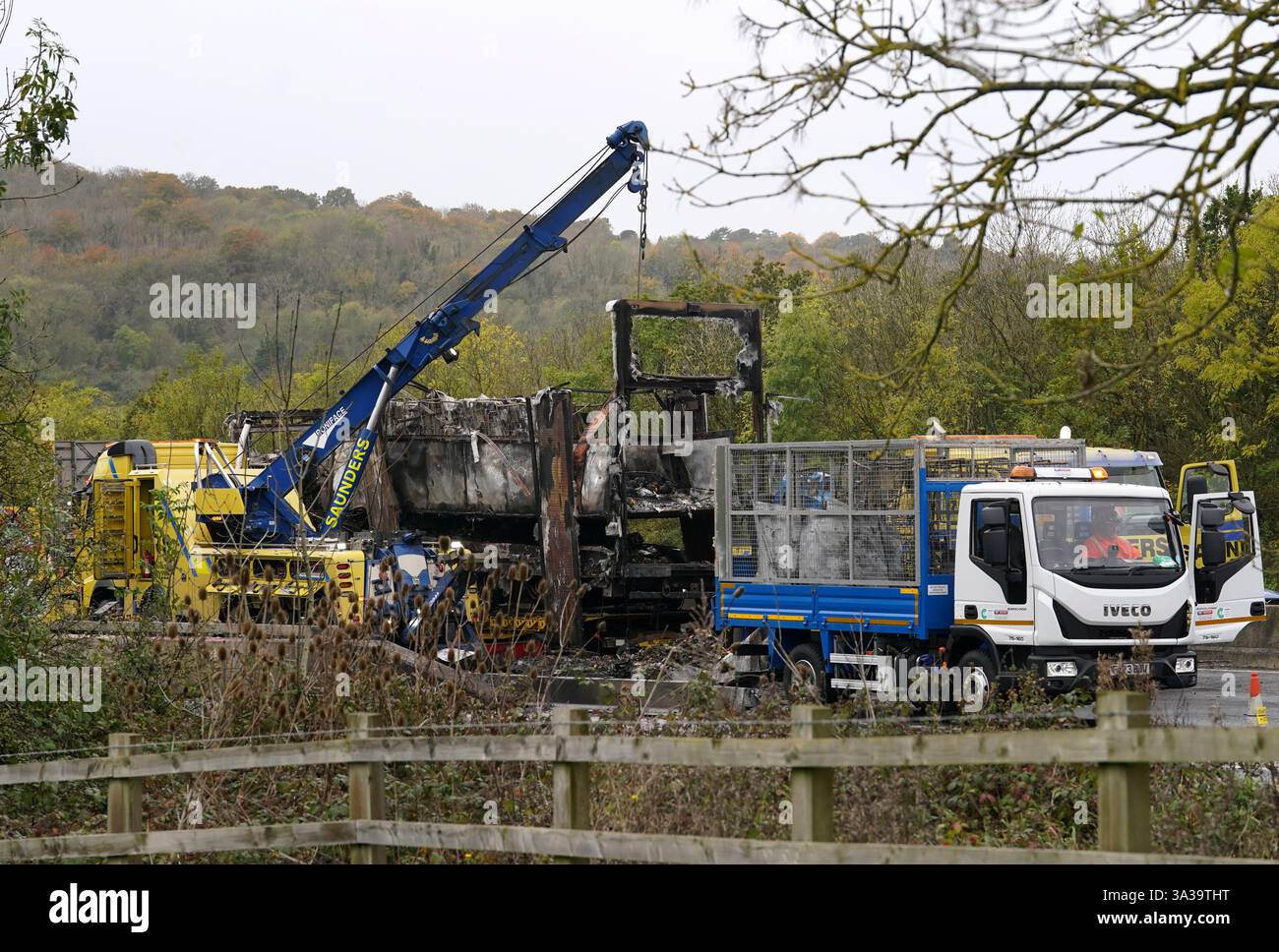 Services de récupération sur les lieux de l'autoroute M25 entre la jonction 5 dans le Kent et la jonction 6 dans le Surrey après un incendie de camion. Date de la photo : lundi 21 octobre 2024. Banque D'Images