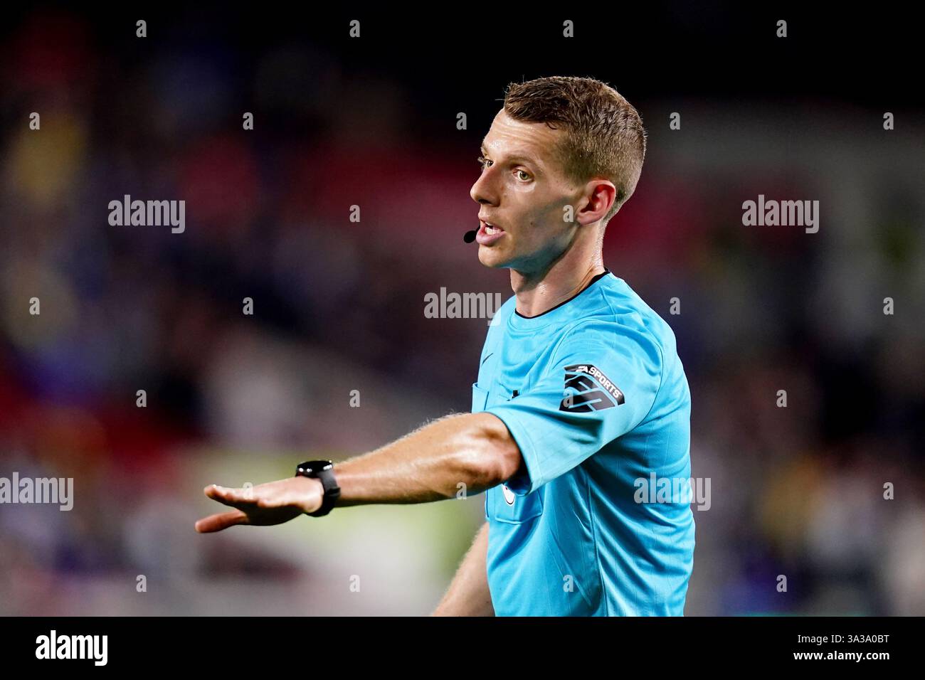 L'arbitre Finnie lors du match de quatrième tour de la Coupe Carabao au stade communautaire Gtech. Date de la photo : mardi 29 octobre 2024. Banque D'Images