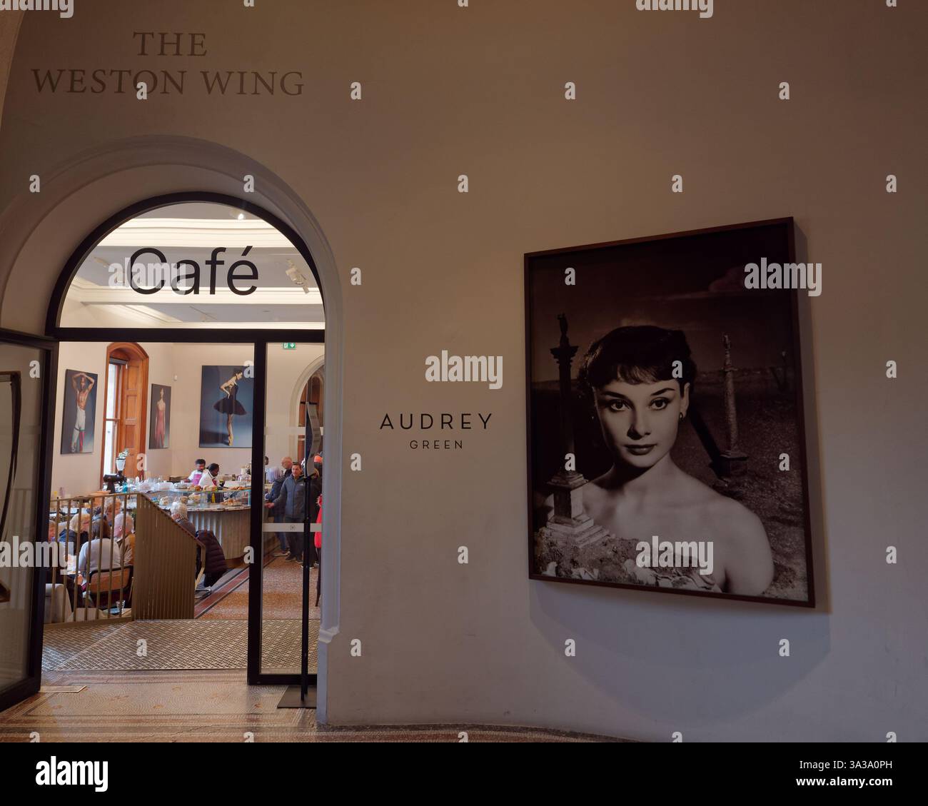 Café et portrait sur Audrey Hepburn à l'intérieur de la National Portrait Gallery à Londres, mars 2025 Banque D'Images