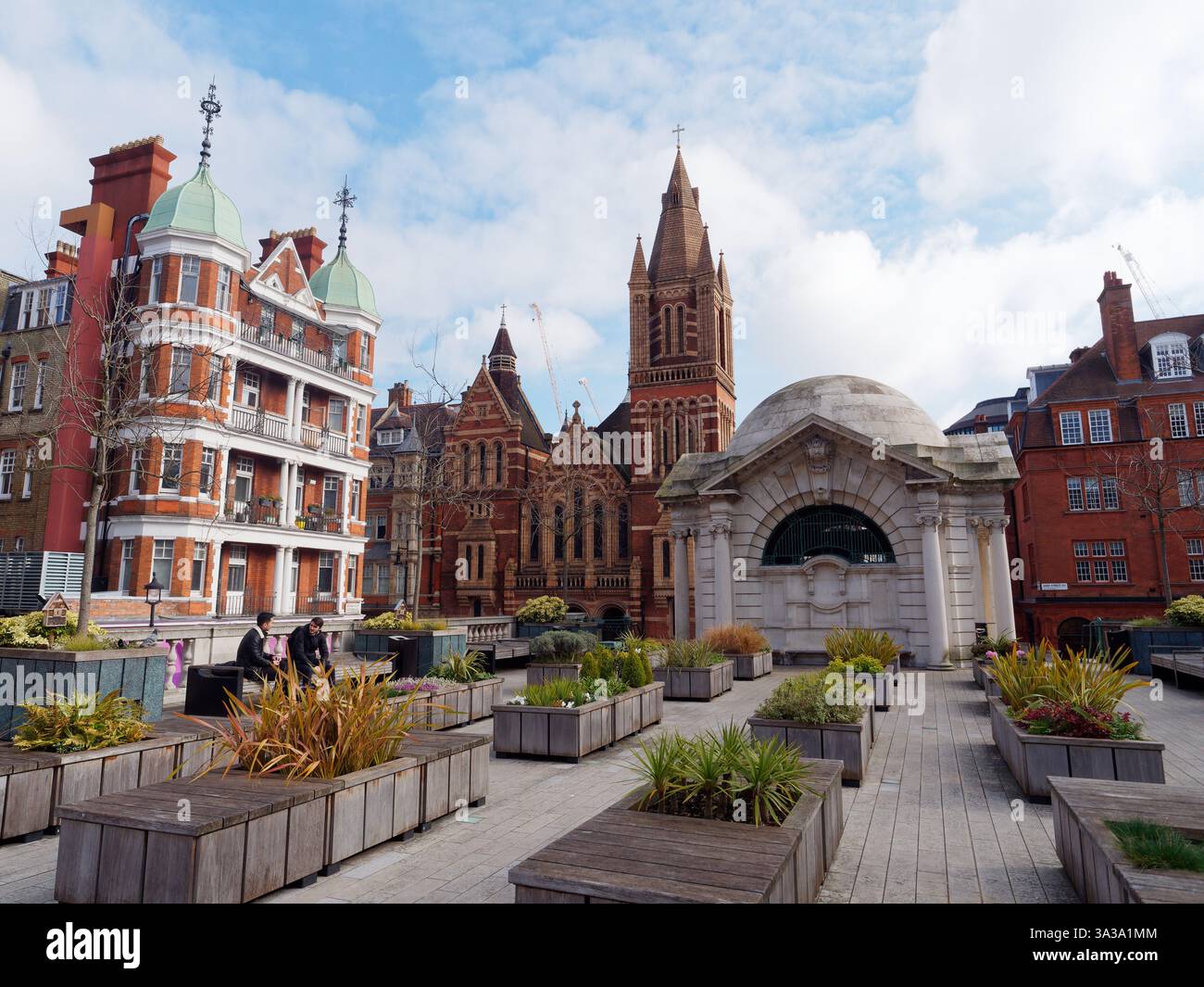 Brown Hart Gardens, un jardin pittoresque avec des parterres de fleurs et des sièges élevés au-dessus du niveau de la rue entouré d'architecture à Mayfair, Londres, mars 2025 Banque D'Images