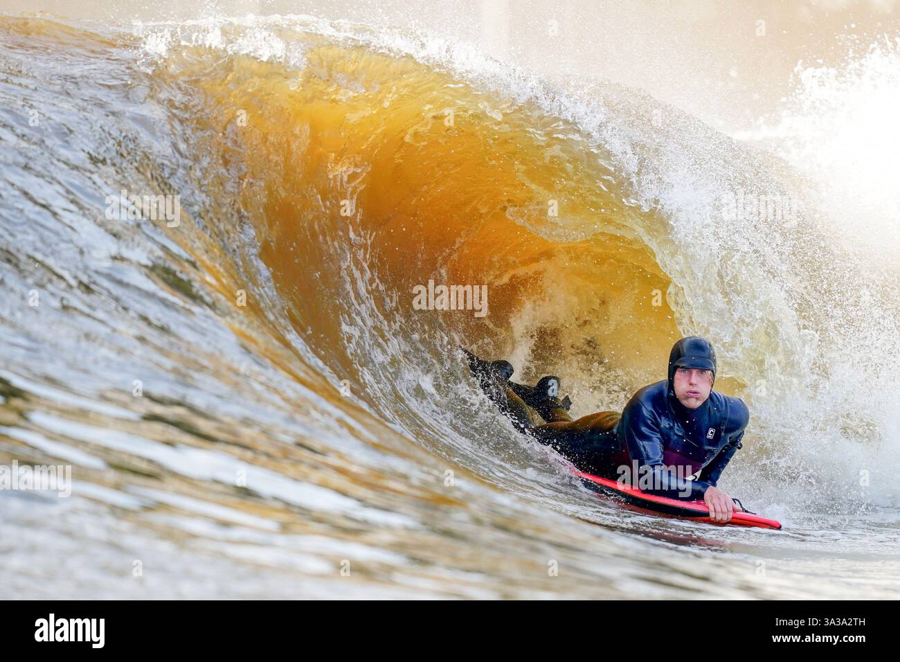 SOUS EMBARGO À 1400 GMT MARDI 5 NOVEMBRE Josh Christopherson survole les vagues sur un body-board lors du lancement du Lost Shore Surf Resort à Newbridge, près d'Édimbourg. Situé dans un vaste domaine, Lost Shore Surf Resort offre une gamme d'équipements, y compris un hébergement de luxe, un bar en bord de mer, un café, un restaurant, une école de surf, boutique de surf, Surfskate Academy, sauna Spear et soins de bien-être. Date de la photo : mardi 5 novembre 2024. Banque D'Images