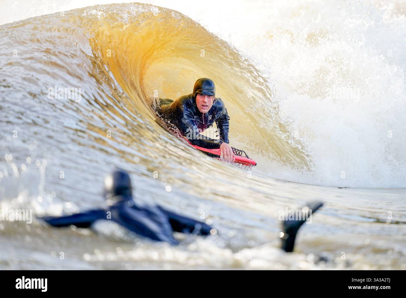 SOUS EMBARGO À 1400 GMT MARDI 5 NOVEMBRE Josh Christopherson survole les vagues sur un body-board lors du lancement du Lost Shore Surf Resort à Newbridge, près d'Édimbourg. Situé dans un vaste domaine, Lost Shore Surf Resort offre une gamme d'équipements, y compris un hébergement de luxe, un bar en bord de mer, un café, un restaurant, une école de surf, boutique de surf, Surfskate Academy, sauna Spear et soins de bien-être. Date de la photo : mardi 5 novembre 2024. Banque D'Images