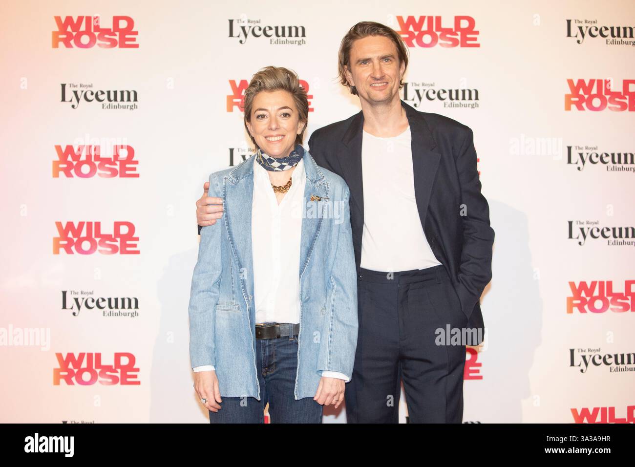 Édimbourg, Royaume-Uni. 14 mars 2025. Première mondiale : Wild Rose, tapis rouge au Lyceum Theatre Édimbourg. Wild Rose est basé sur le film primé acclamé par la critique du même nom mettant en vedette Jessie Buckley et Julie Walters, écrit par Nicole Taylor et réalisé par Tom Harper. Photo : Nicole Taylor scénariste écossais et Patrick Daly film Producteur. Crédit photo : Pako Mera/Alamy Live News Banque D'Images