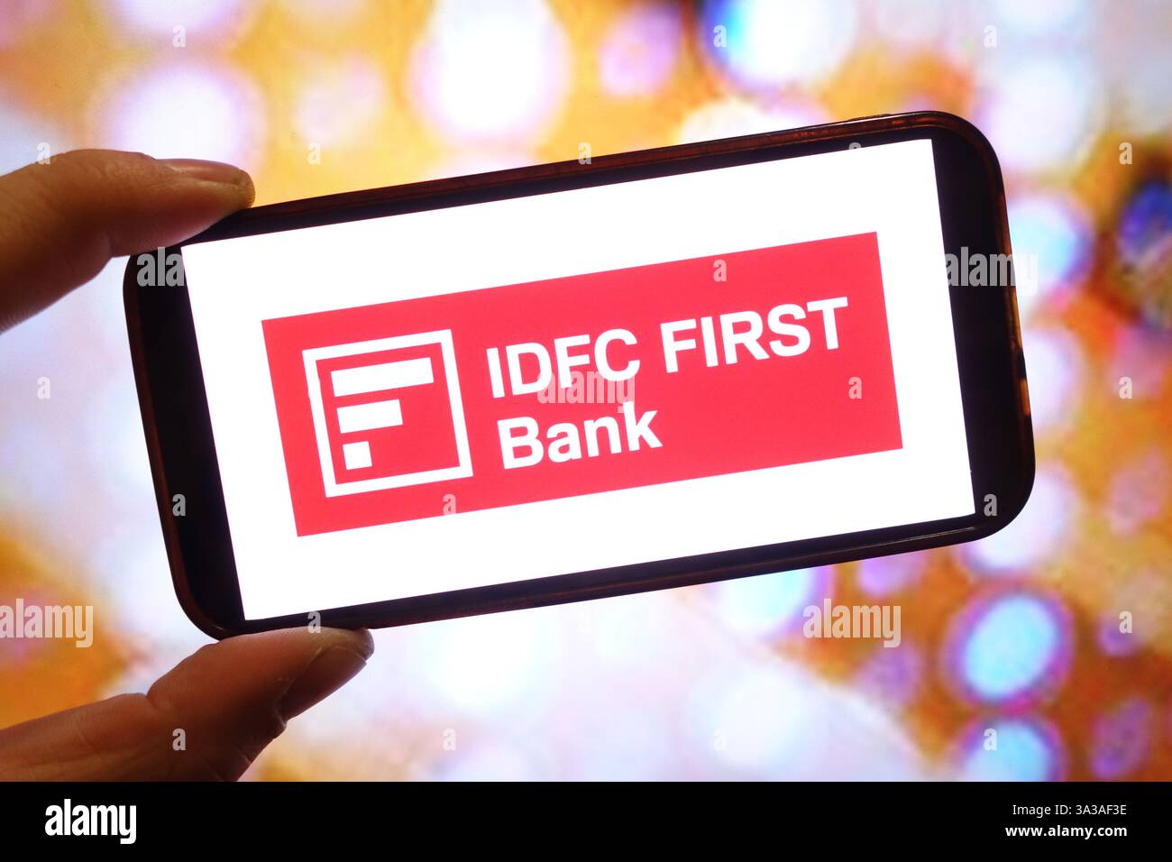 Dans cette illustration photo, le logo de la société IDFC FIRST Bank est affiché sur l'écran d'un téléphone intelligent. Banque D'Images