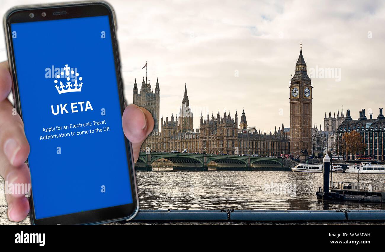 Bavière, Allemagne - 14 mars 2025 : PHOTOMONTAGE, une main tenant un smartphone avec l'application britannique ETA au premier plan, tandis que Big Ben Londres et le Parlement britannique sur la Tamise peuvent être vus en arrière-plan - symbole pour le permis d'entrée en Grande-Bretagne. *** FOTOMONTAGE, eine Hand hält ein smartphone mit der UK ETA-Anwendung im Vordergrund, während im Hintergrund der Big Ben London und das britische Parlament an der Themse zu sehen sind Symbol für Einreisegenehmigung nach Großbritannien. Banque D'Images