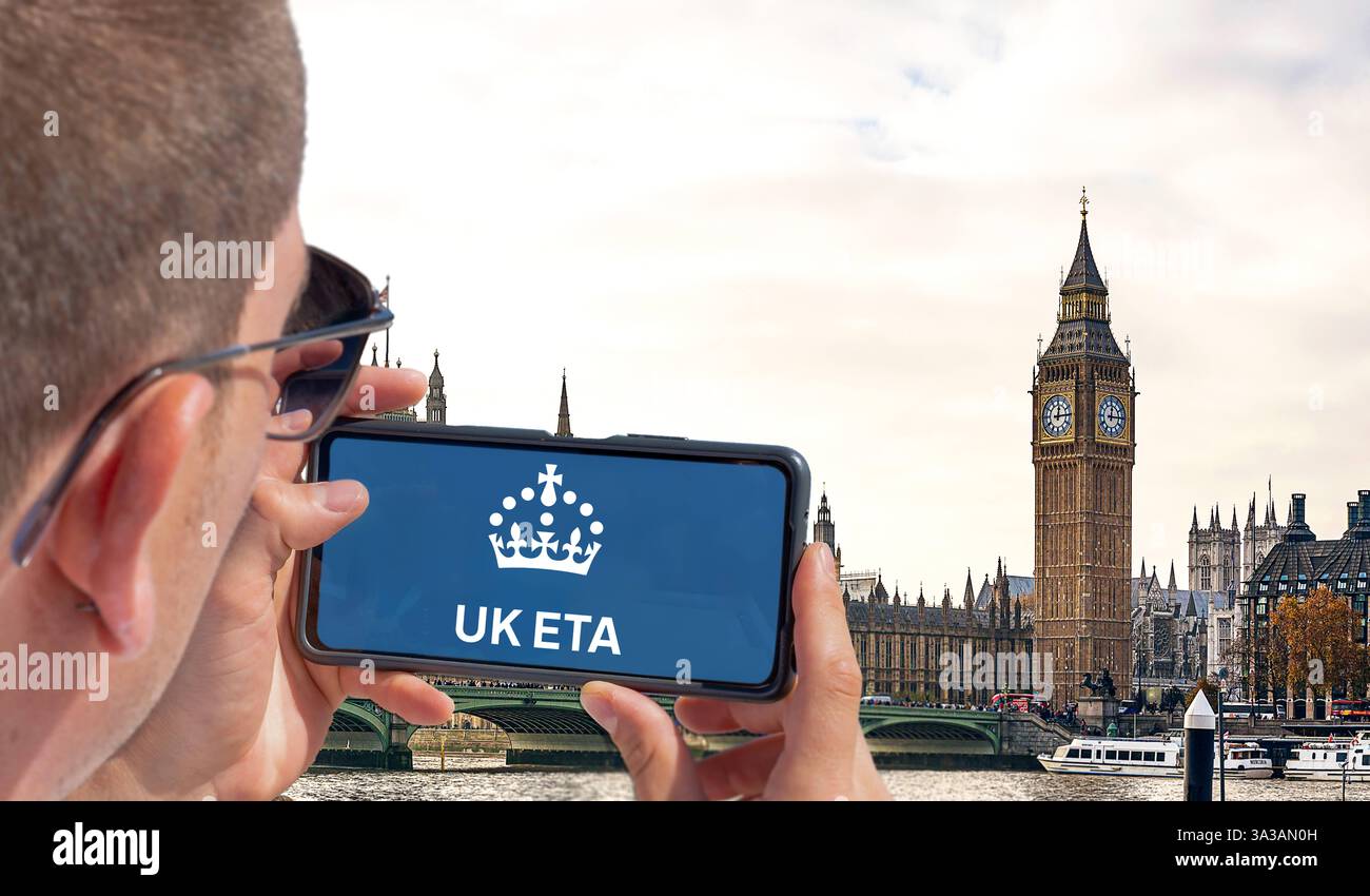 Bavière, Allemagne - 14 mars 2025 : un touriste prend une photo de Big Ben avec son téléphone portable avec l'application britannique ETA ouverte sur l'écran. L'autorisation de voyage mobile est nécessaire pour le séjour en Grande-Bretagne. *** Ein Tourist fotografiert den Big Ben mit seinem Handy, auf dessen Bildschirm die UK ETA Anwendung app geöffnet ist. Die mobile Reisegenehmigung ist notwendig für den Aufenthalt in Großbritannien. Banque D'Images