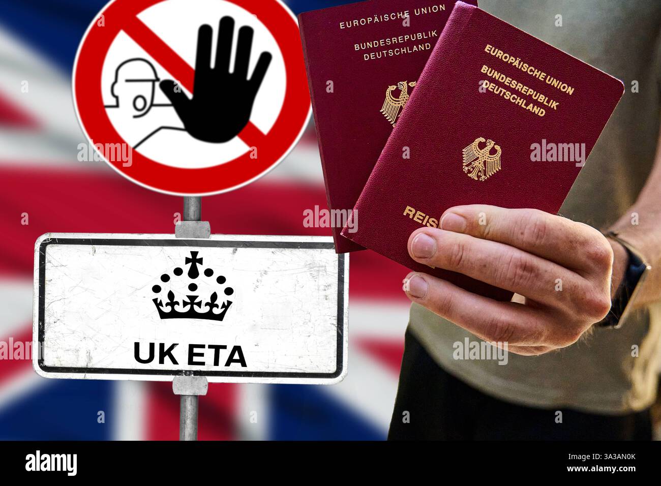 Bavière, Allemagne - 14 mars 2025 : PHOTOMONTAGE, un touriste détient deux passeports allemands devant un panneau d'interdiction avec un avis d'ETA britannique. Sans l'autorisation de voyage numérique, l'entrée en Grande-Bretagne n'est pas possible. *** FOTOMONTAGE, ein Tourist hält zwei deutsche Reisepässe vor einem Verbotsschild mit UK ETA Hinweis. Ohne die digitale Reisegenehmigung ist die Einreise nach Großbritannien nicht möglich. Banque D'Images