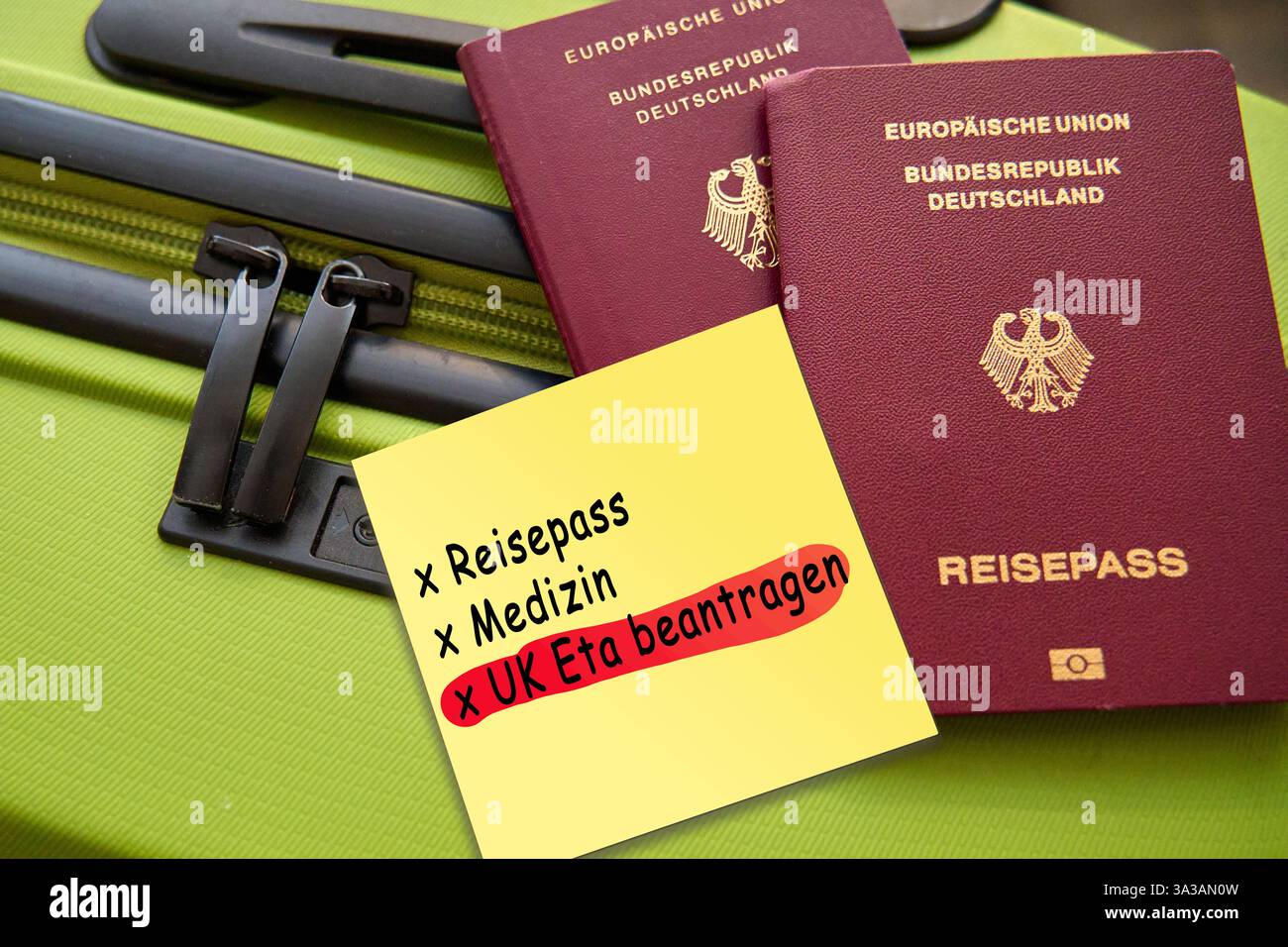 Bavière, Allemagne - 14 mars 2025 : PHOTOMONTAGE, une note jaune avec une liste de contrôle de voyage repose sur une valise à côté de deux passeports allemands. L'application ETA au Royaume-Uni est marquée et vous rappelle l'autorisation de voyage requise. *** FOTOMONTAGE, ein gelber Notizzettel Notiz mit einer Reise-checkliste liegt auf einem Koffer neben zwei deutschen Reisepässen. UK ETA beantragen ist markiert und erinnert an die erforderliche Reisegenehmigung. Banque D'Images