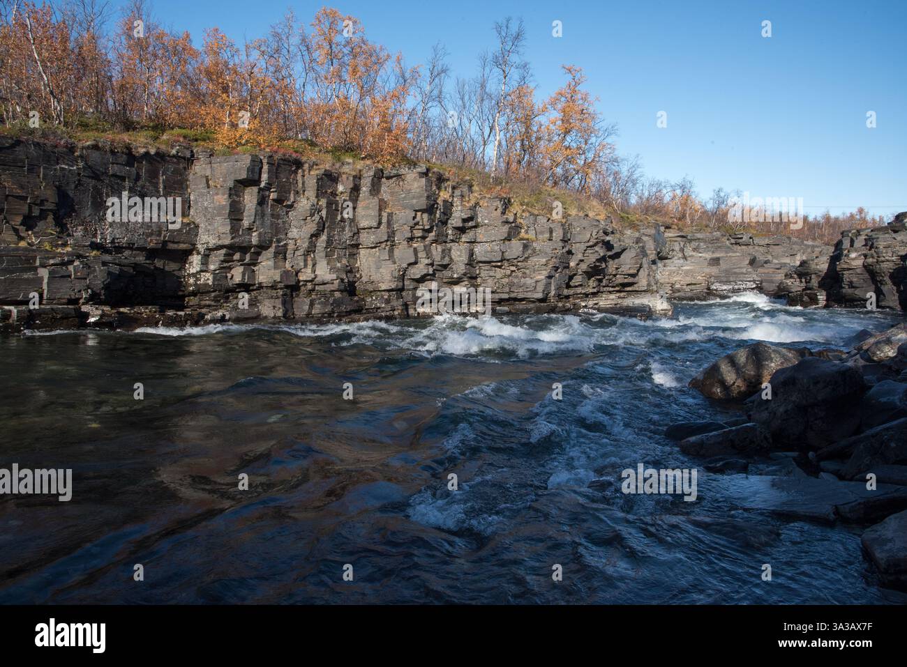 Le canyon de Abiskojåkka est une gorge dans le nord de la Suède dans le parc national Abisko où commence la randonnée bien connue de Kungsleden. Banque D'Images