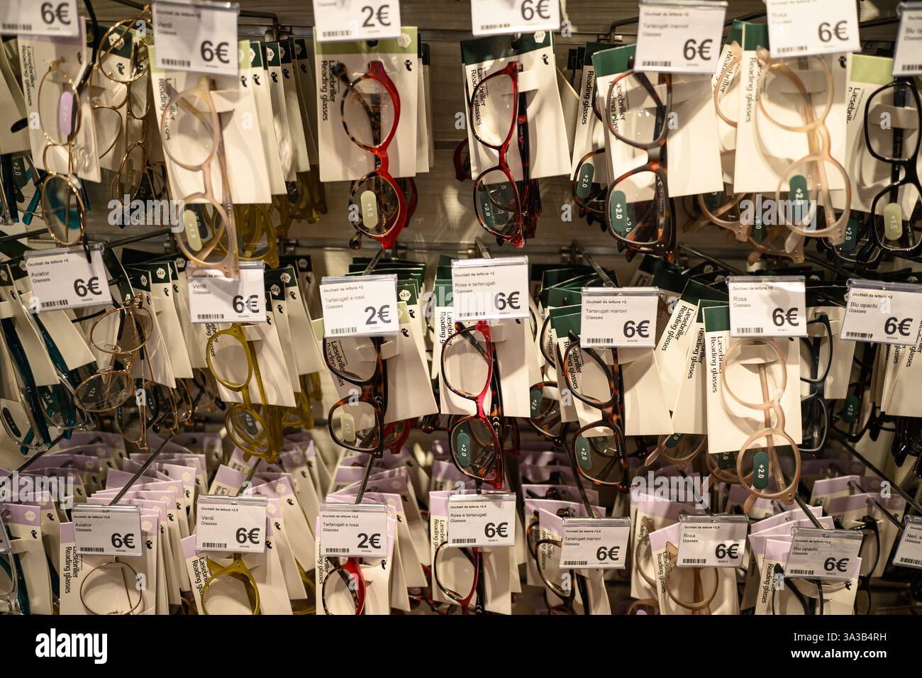 Lunettes à vendre dans une boutique Flying Tiger Copenhagen – Milan, Italie – 03 mars 2025 Banque D'Images