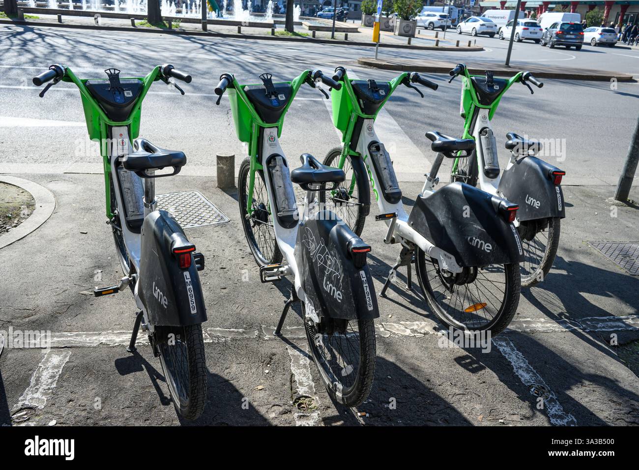 Vélos électriques de location sans quai lime sur le bord d’une route – Milan, Italie – 03 mars 2025 Banque D'Images