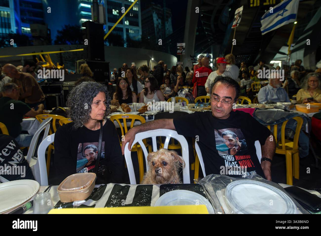 Tel Aviv, Israël. 14 mars 2025. Les parents du soldat Nimrod Cohen, qui est retenu en otage à Gaza, assistent au dîner du vendredi sur le site de la manifestation près du quartier général de Tsahal pour exiger la poursuite de l'accord d'otages et la cessation de la guerre. Crédit : SOPA images Limited/Alamy Live News Banque D'Images Tel Aviv, Israël. 14 mars 2025. Les parents du soldat Nimrod Cohen, qui est retenu en otage à Gaza, assistent au dîner du vendredi sur le site de la manifestation près du quartier général de Tsahal pour exiger la poursuite de l'accord d'otages et la cessation de la guerre. Crédit : SOPA images Limited/Alamy Live News Banque D'Images