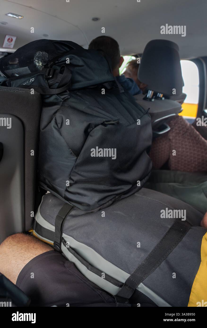 Les touristes conduisent dans un minibus plein de bagages, Thaïlande Banque D'Images